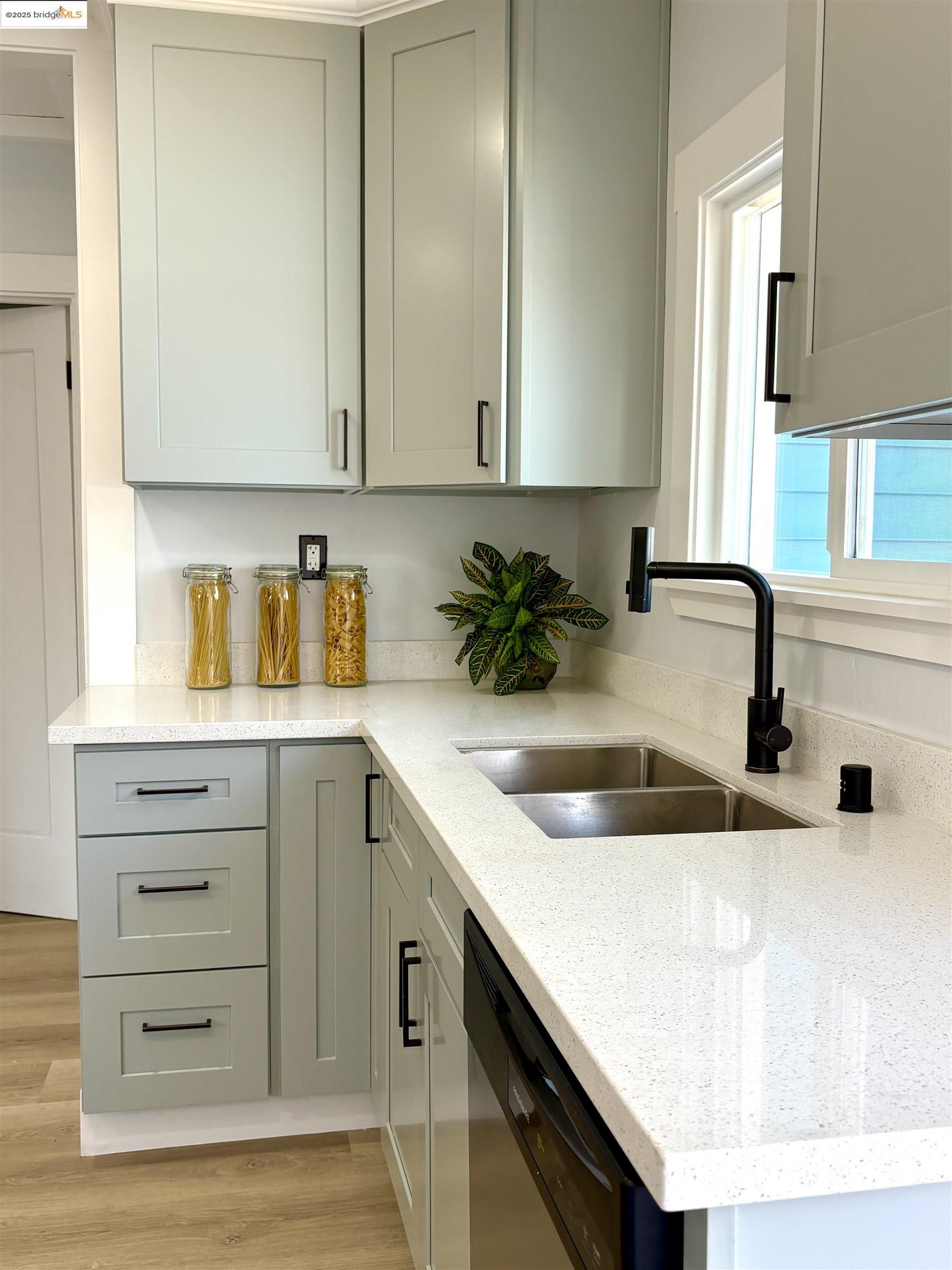 Detail Gallery Image 14 of 36 For 7200 Favor St, Oakland,  CA 94621 - 3 Beds | 2 Baths