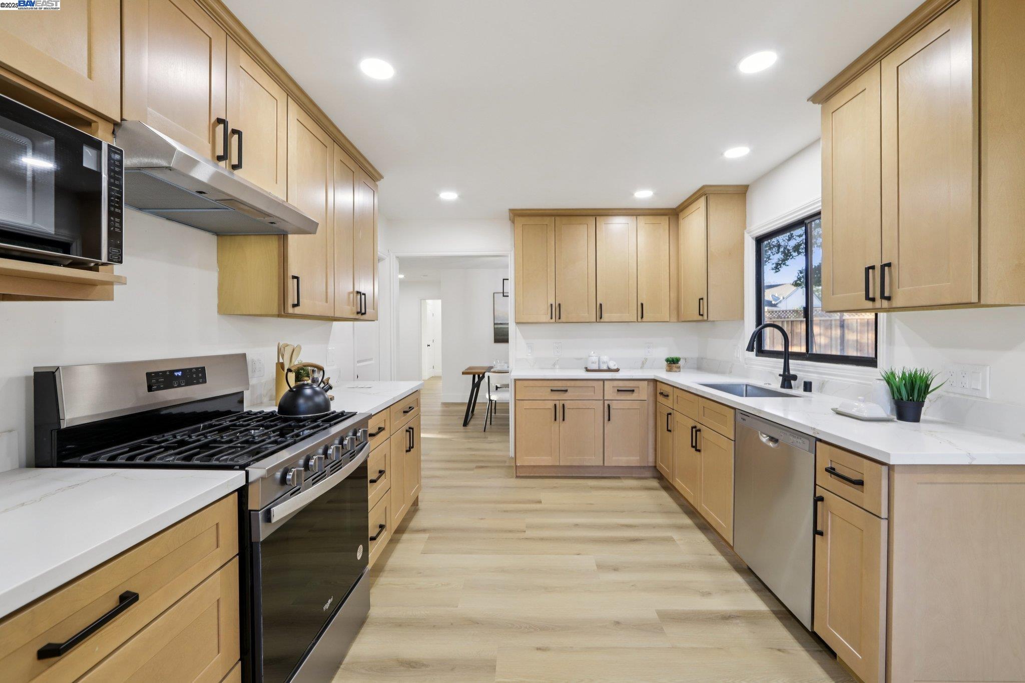 Detail Gallery Image 11 of 37 For 172 via San Marino, San Lorenzo,  CA 94580 - 4 Beds | 2 Baths