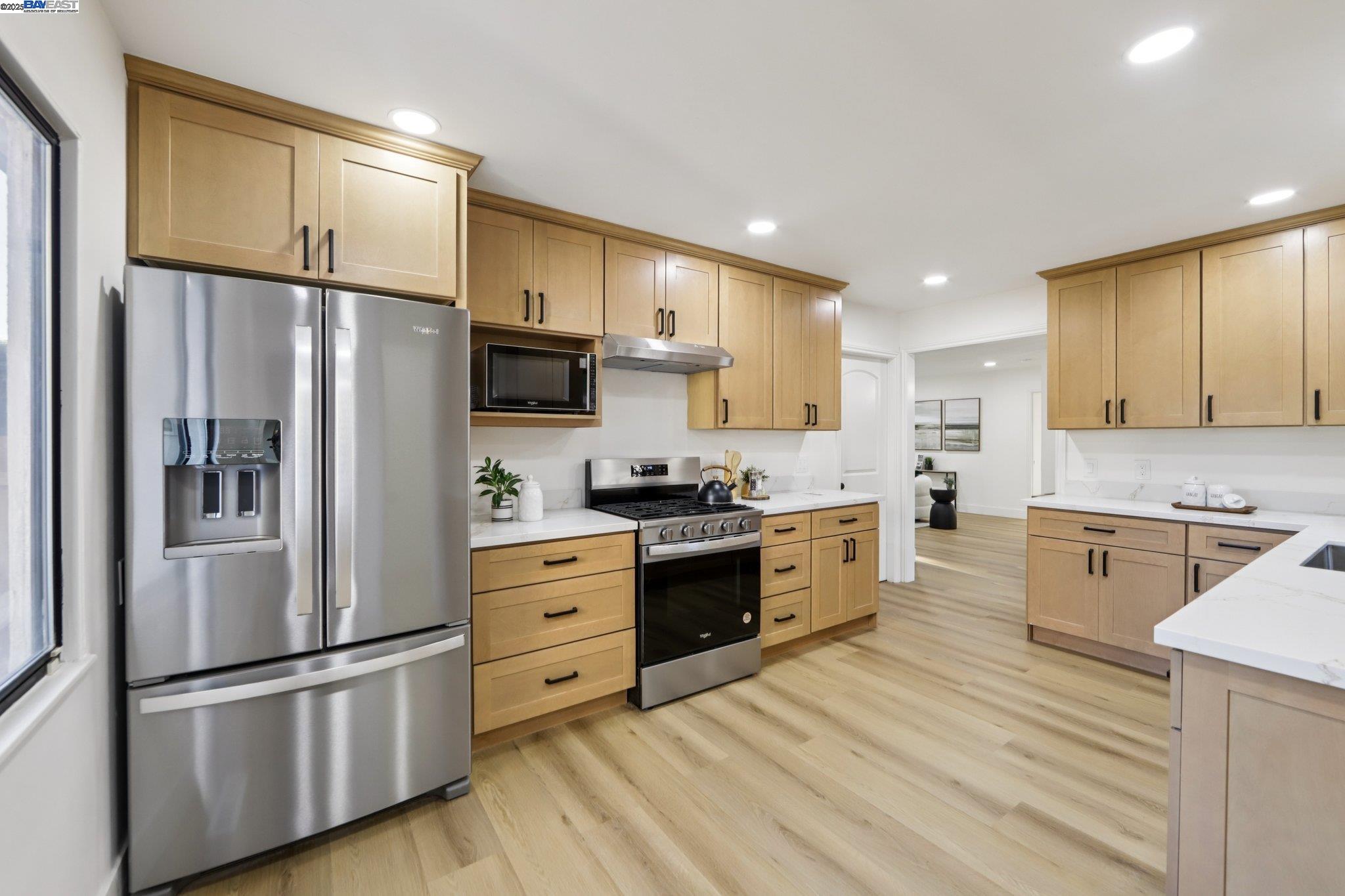Detail Gallery Image 12 of 37 For 172 via San Marino, San Lorenzo,  CA 94580 - 4 Beds | 2 Baths