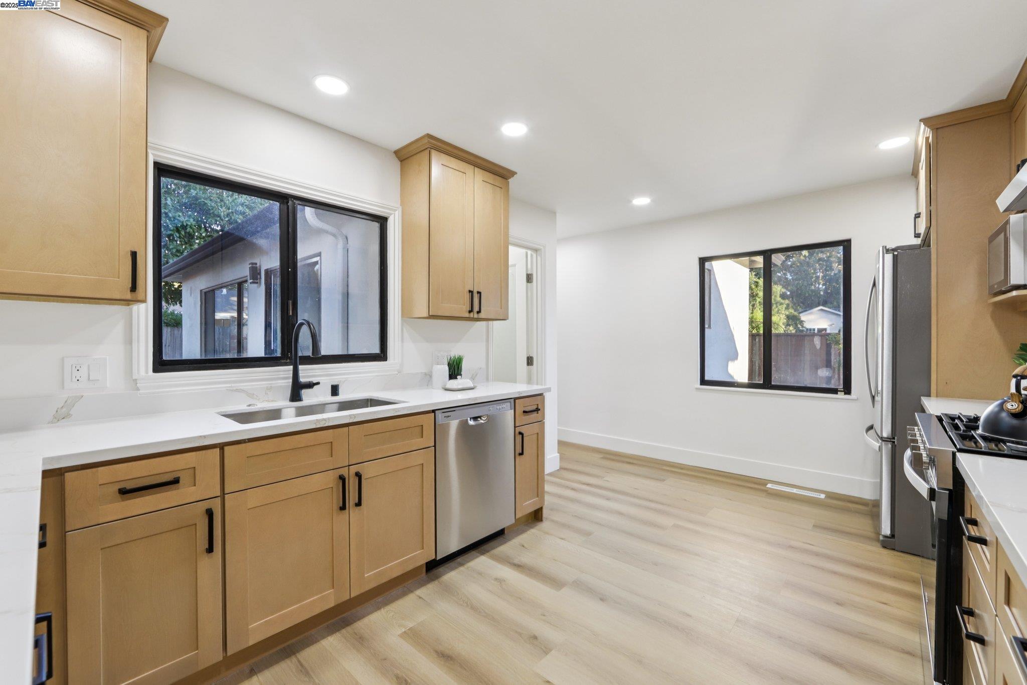 Detail Gallery Image 13 of 37 For 172 via San Marino, San Lorenzo,  CA 94580 - 4 Beds | 2 Baths