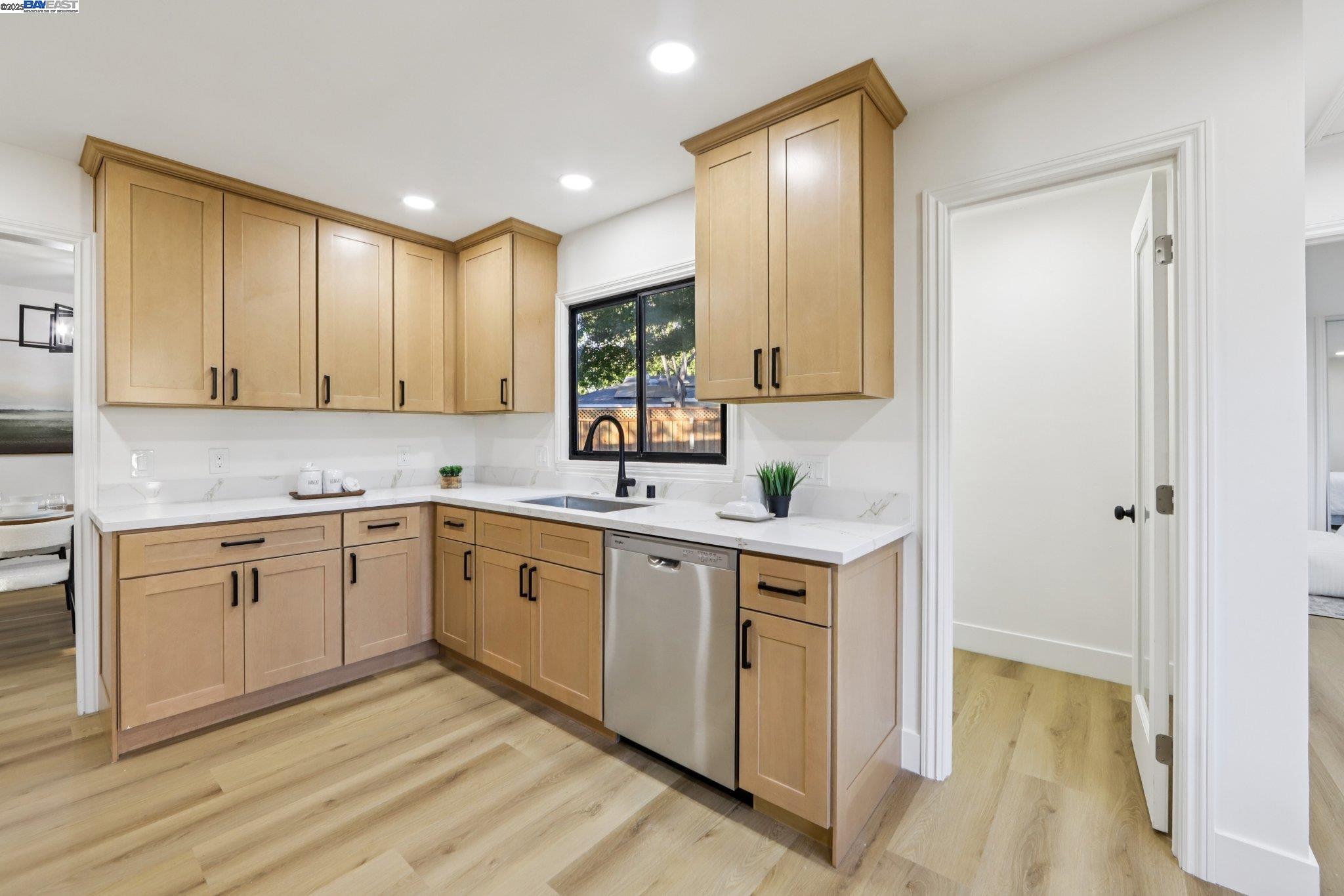 Detail Gallery Image 14 of 37 For 172 via San Marino, San Lorenzo,  CA 94580 - 4 Beds | 2 Baths