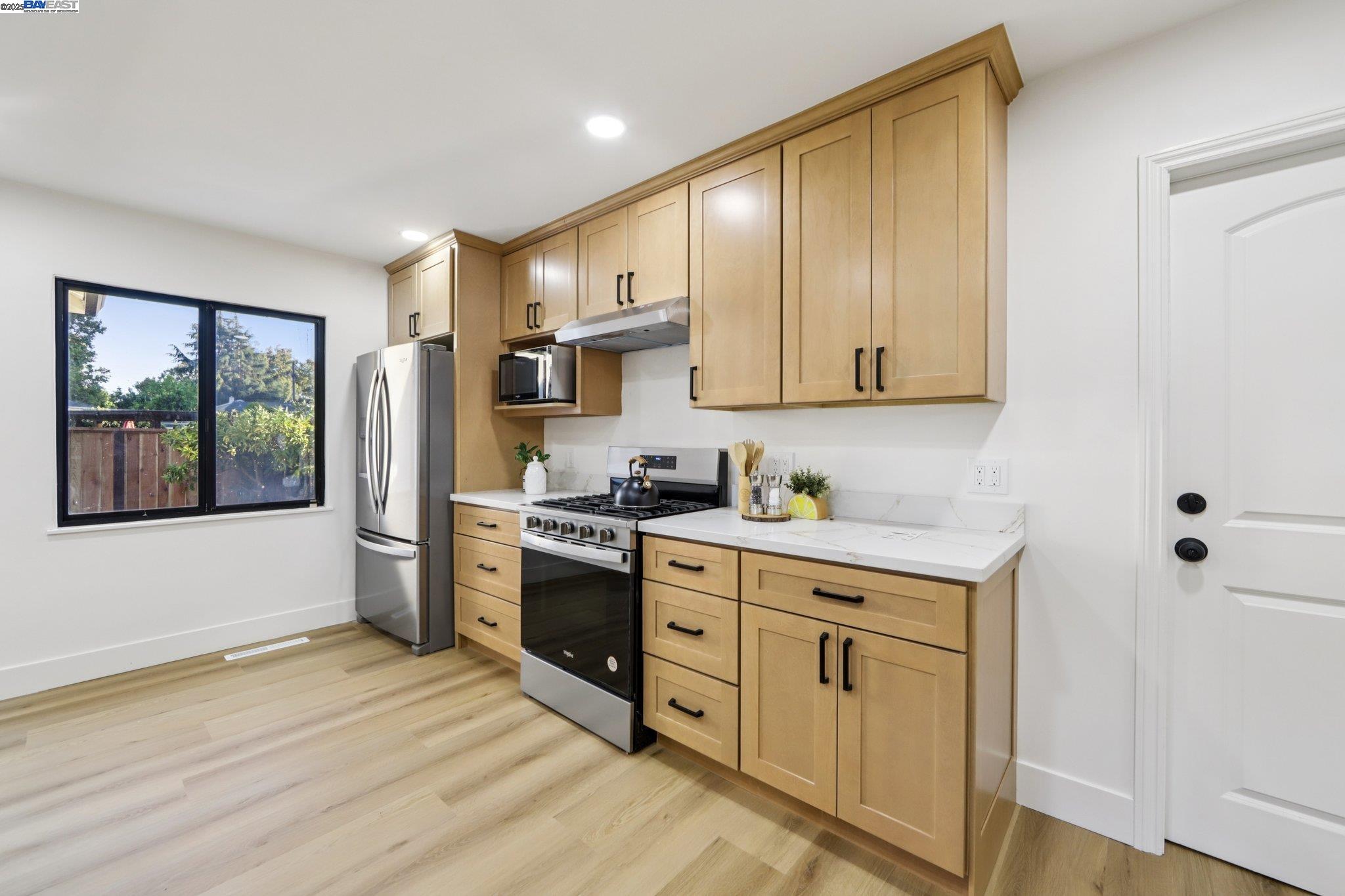 Detail Gallery Image 15 of 37 For 172 via San Marino, San Lorenzo,  CA 94580 - 4 Beds | 2 Baths