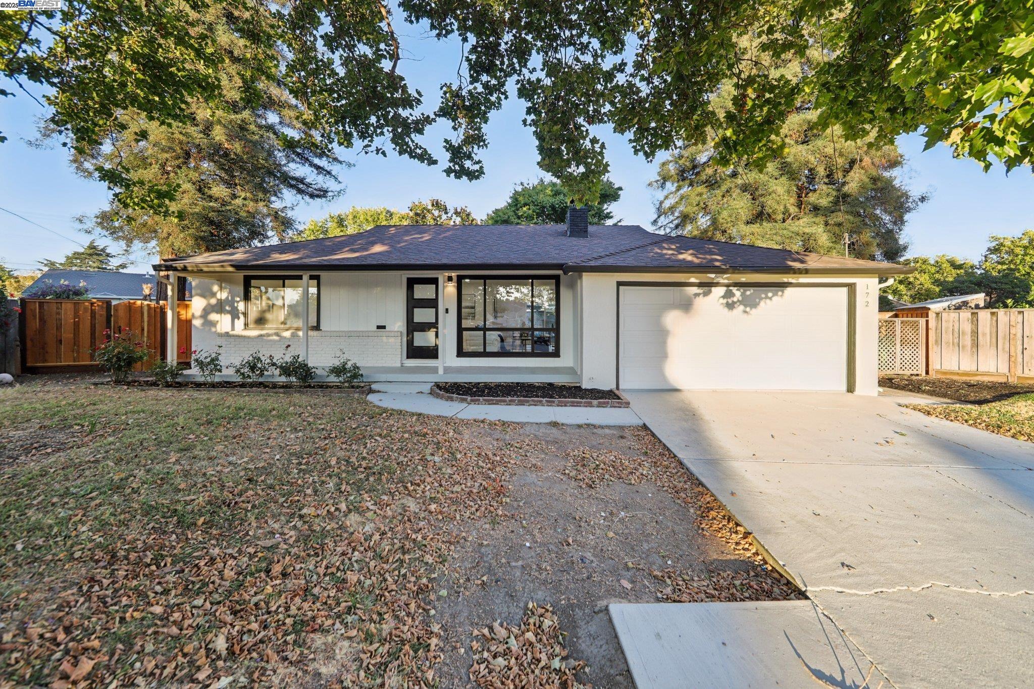 Detail Gallery Image 3 of 37 For 172 via San Marino, San Lorenzo,  CA 94580 - 4 Beds | 2 Baths