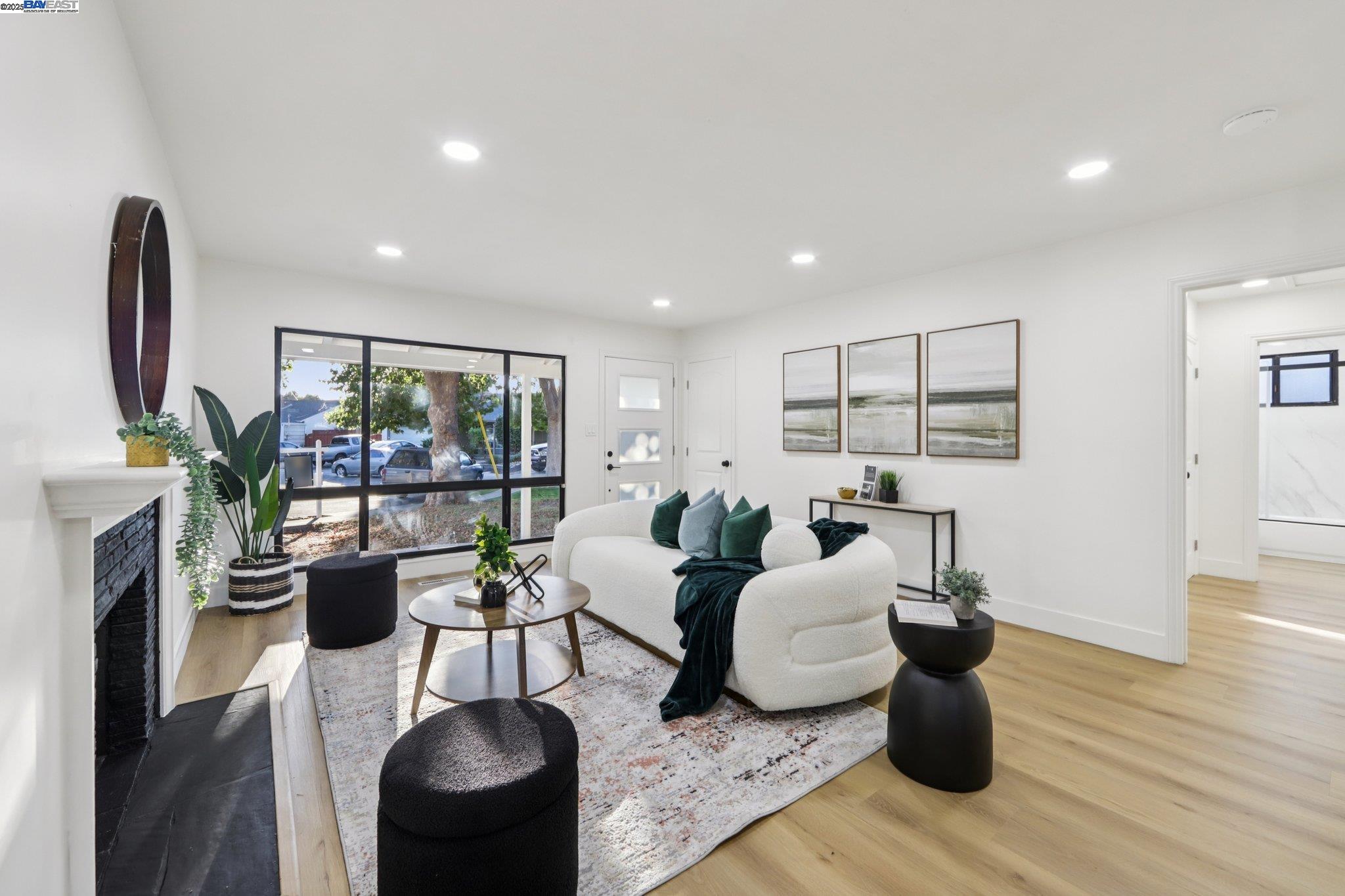 Detail Gallery Image 4 of 37 For 172 via San Marino, San Lorenzo,  CA 94580 - 4 Beds | 2 Baths
