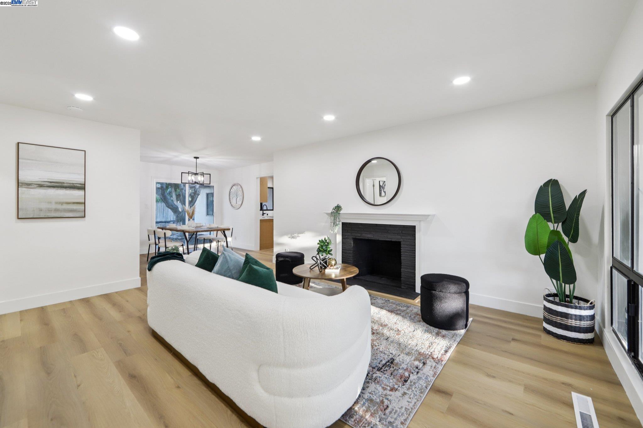 Detail Gallery Image 5 of 37 For 172 via San Marino, San Lorenzo,  CA 94580 - 4 Beds | 2 Baths