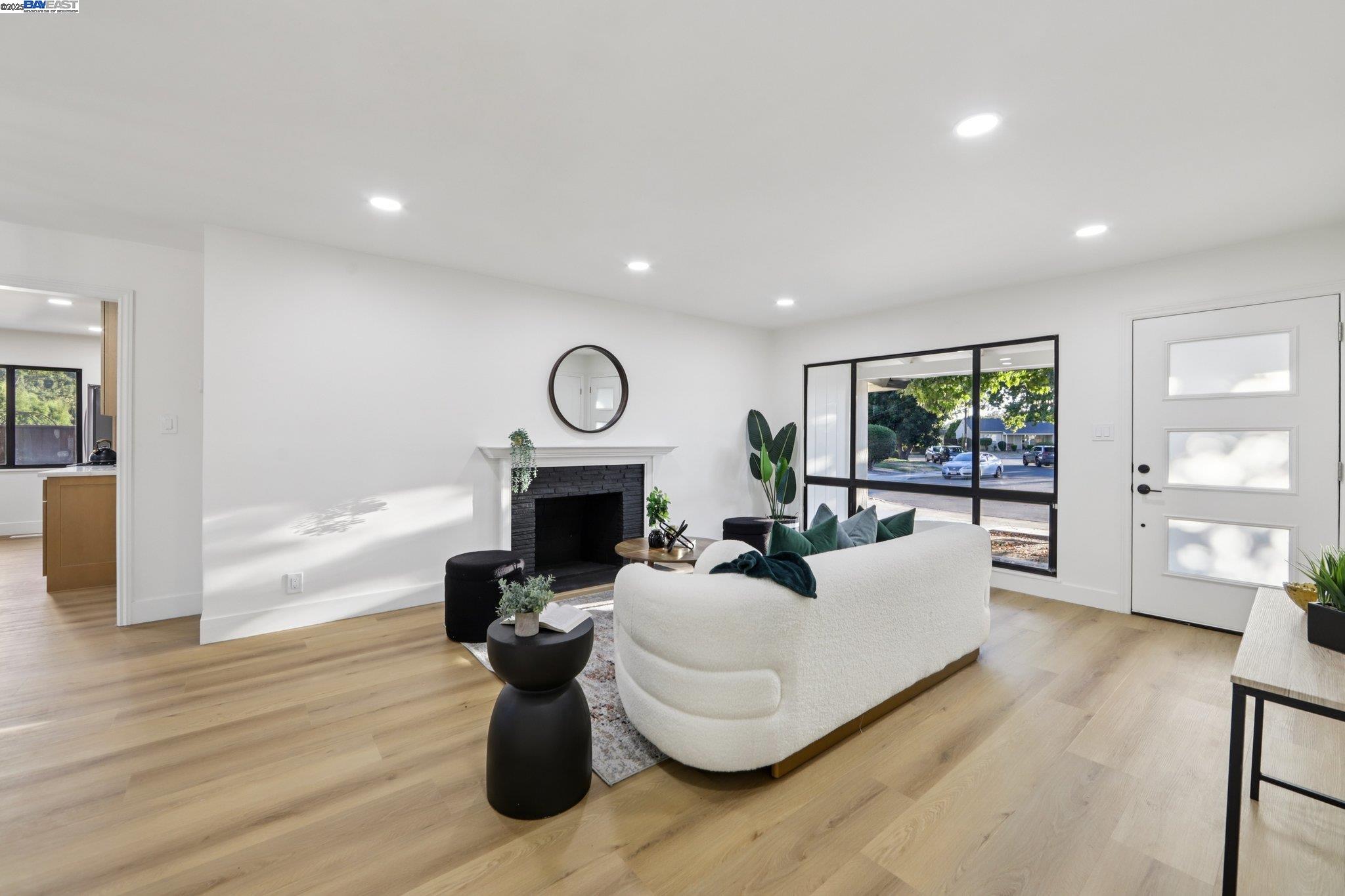 Detail Gallery Image 6 of 37 For 172 via San Marino, San Lorenzo,  CA 94580 - 4 Beds | 2 Baths