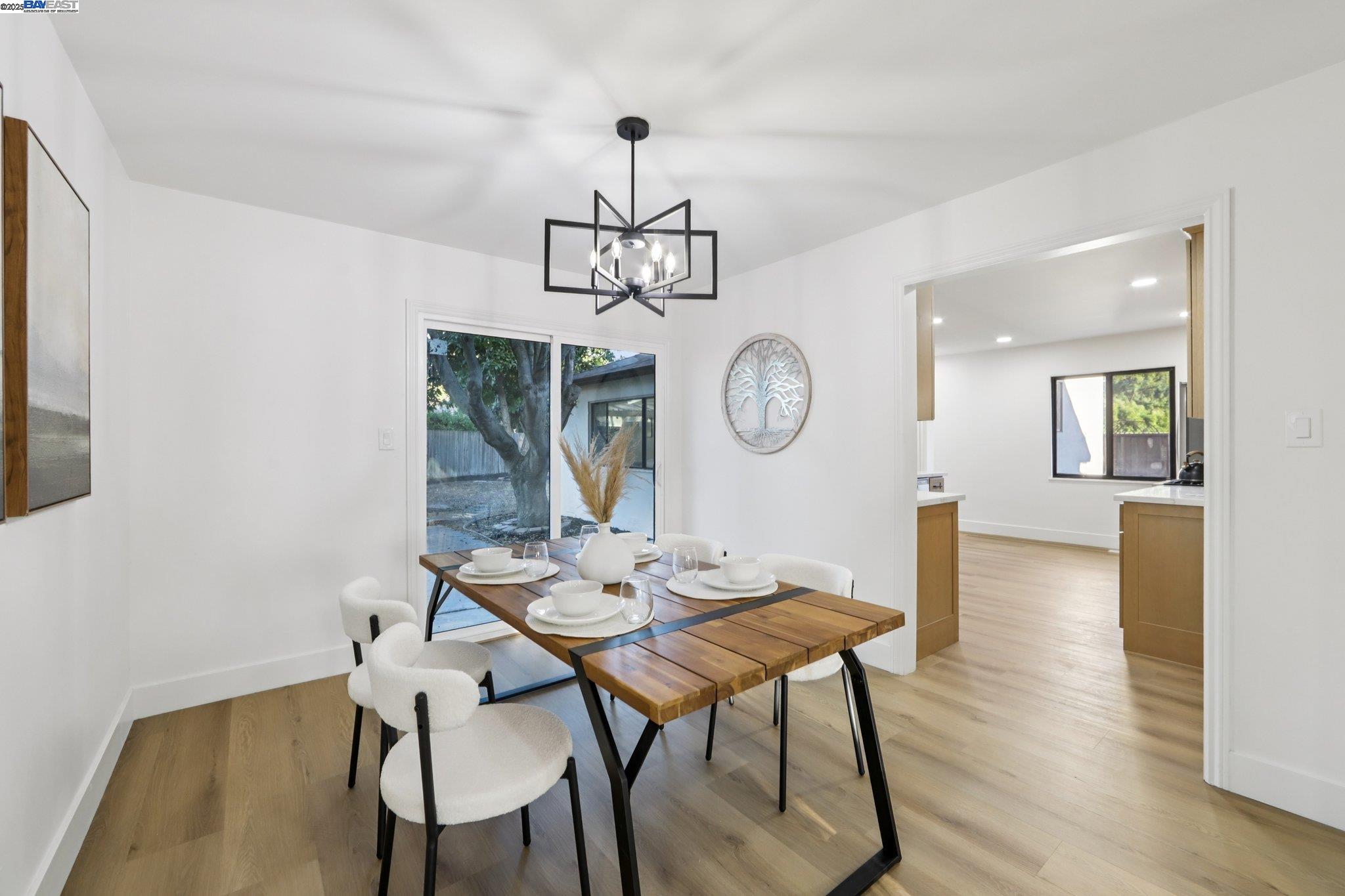 Detail Gallery Image 9 of 37 For 172 via San Marino, San Lorenzo,  CA 94580 - 4 Beds | 2 Baths