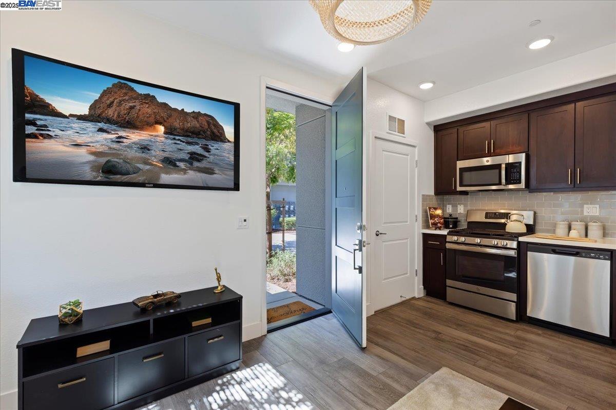 Detail Gallery Image 5 of 22 For 389 Line St., Hayward,  CA 94544 - 1 Beds | 1 Baths
