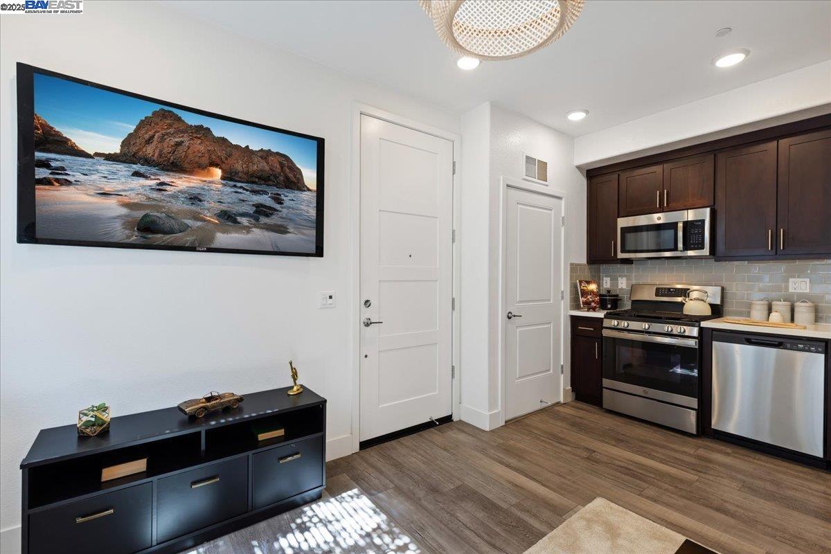 Detail Gallery Image 6 of 22 For 389 Line St., Hayward,  CA 94544 - 1 Beds | 1 Baths
