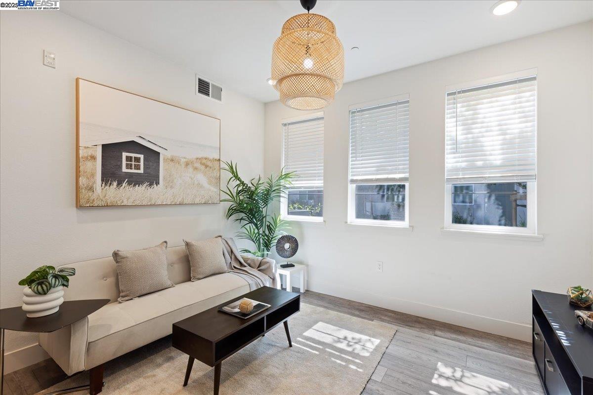 Detail Gallery Image 7 of 22 For 389 Line St., Hayward,  CA 94544 - 1 Beds | 1 Baths