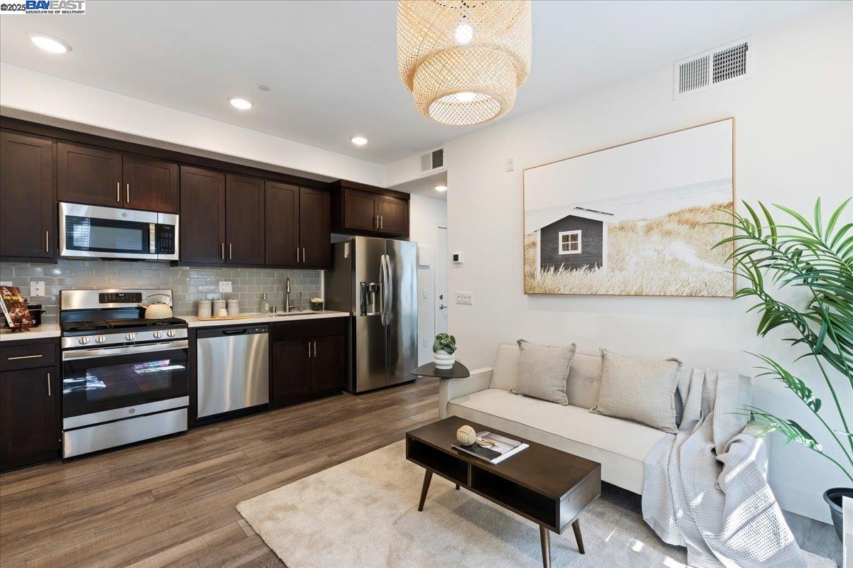 Detail Gallery Image 9 of 22 For 389 Line St., Hayward,  CA 94544 - 1 Beds | 1 Baths