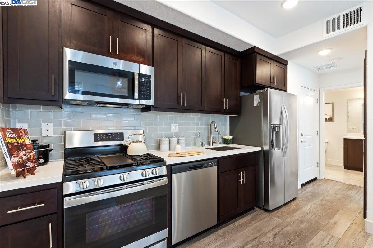 Detail Gallery Image 10 of 22 For 389 Line St., Hayward,  CA 94544 - 1 Beds | 1 Baths