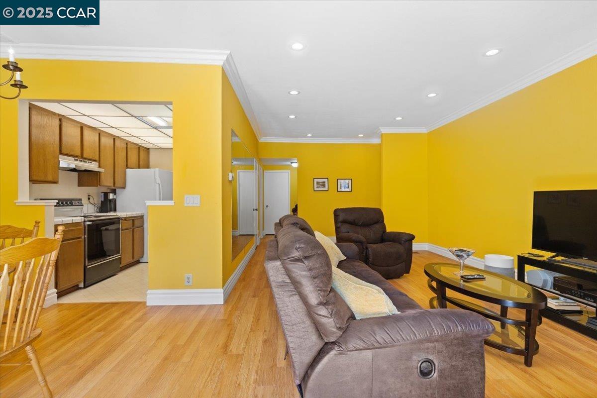 Detail Gallery Image 6 of 32 For 1063 Foxchase Dr, San Jose,  CA 95123 - 2 Beds | 2 Baths
