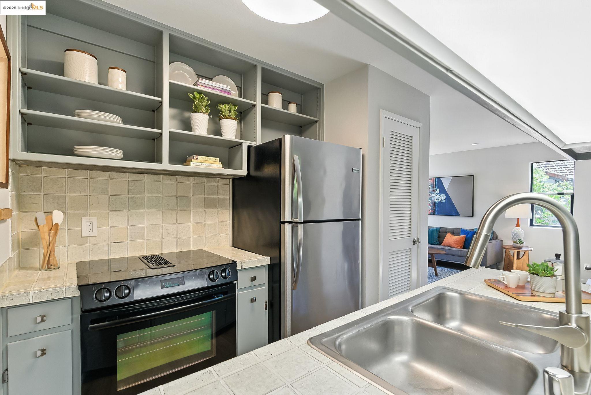 Detail Gallery Image 14 of 30 For 5321 Miles Ave #X,  Oakland,  CA 94618-1190 - 2 Beds | 1/1 Baths