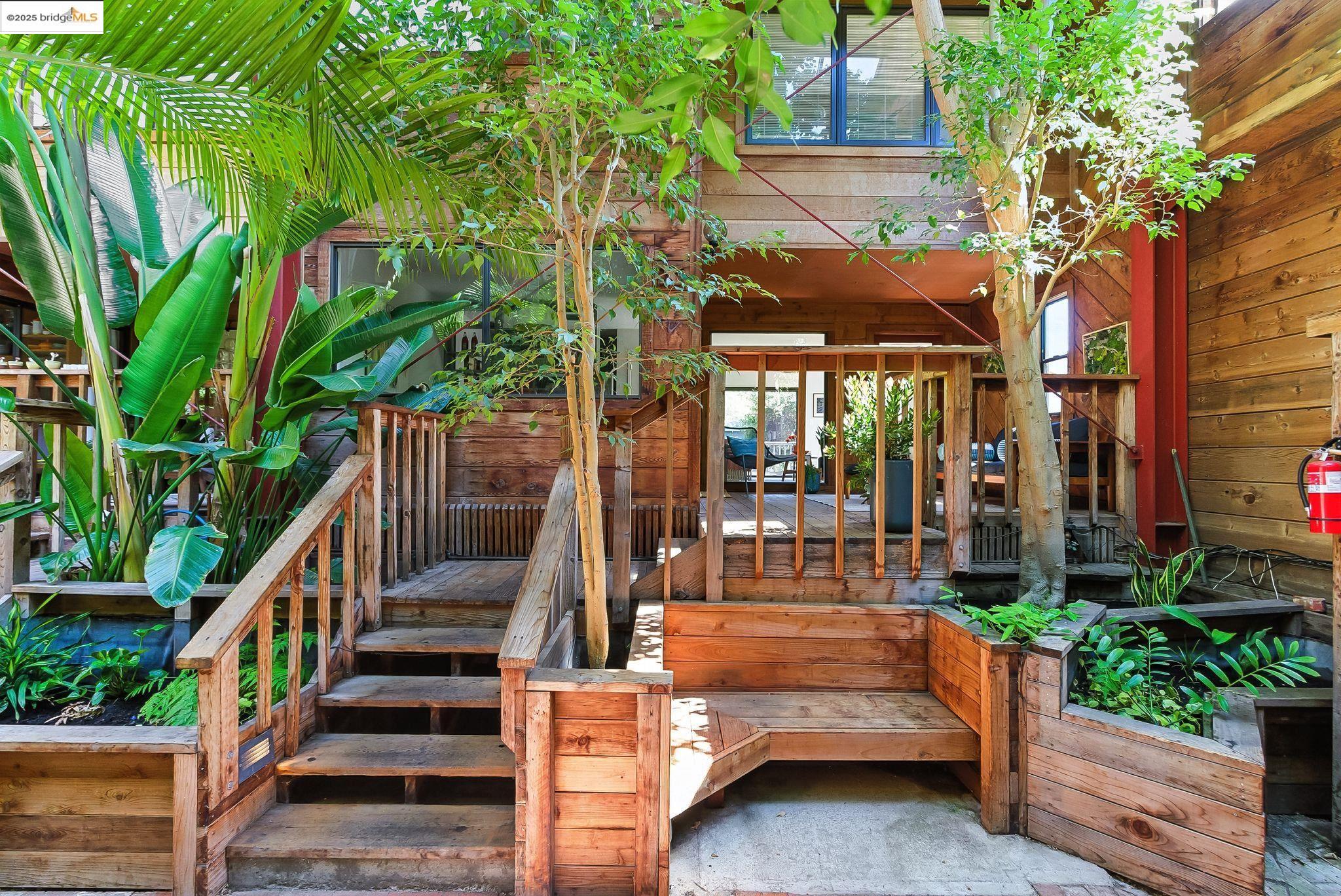 Detail Gallery Image 3 of 30 For 5321 Miles Ave #X,  Oakland,  CA 94618-1190 - 2 Beds | 1/1 Baths