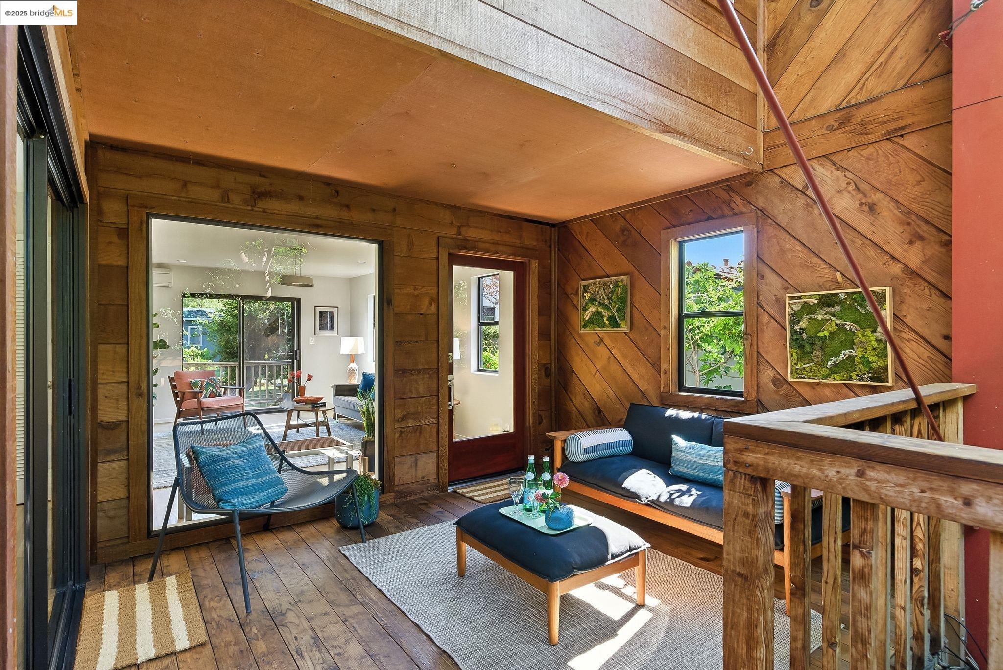 Detail Gallery Image 4 of 30 For 5321 Miles Ave #X,  Oakland,  CA 94618-1190 - 2 Beds | 1/1 Baths