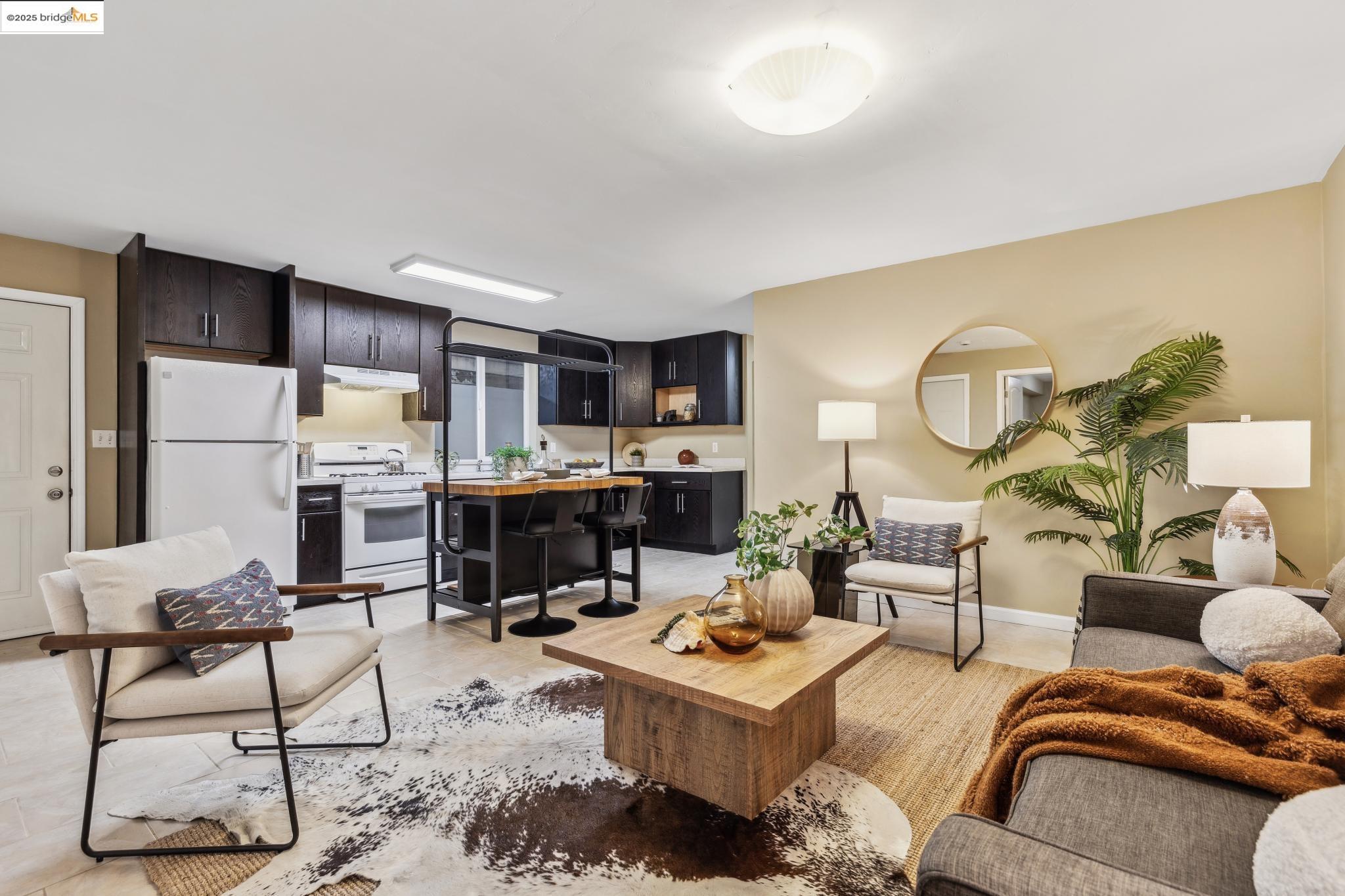 Detail Gallery Image 4 of 32 For 621 Fallon St, Oakland,  CA 94607 - 5 Beds | 2/1 Baths