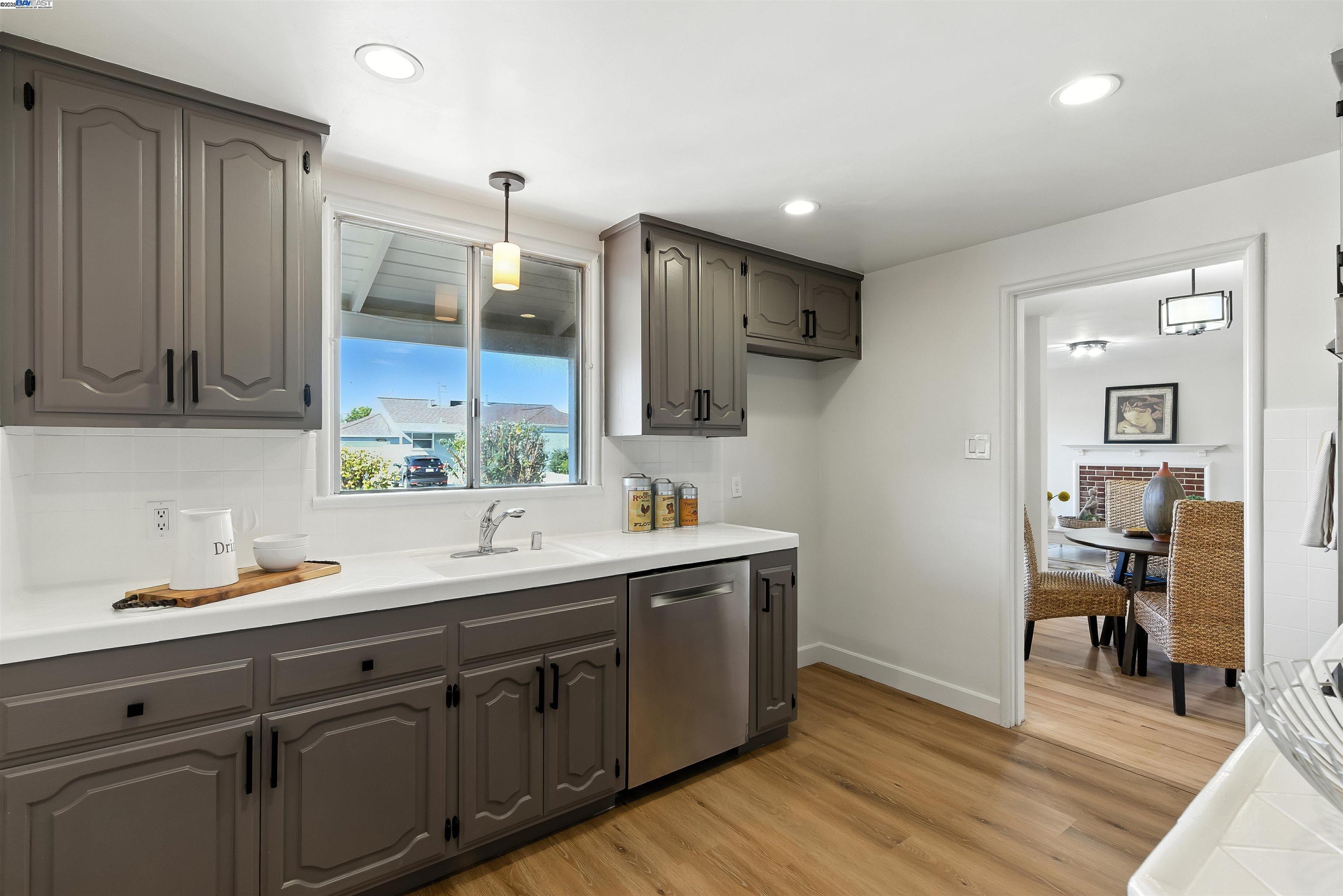 Detail Gallery Image 12 of 29 For 14740 Craft Ave, San Leandro,  CA 94578 - 2 Beds | 1 Baths