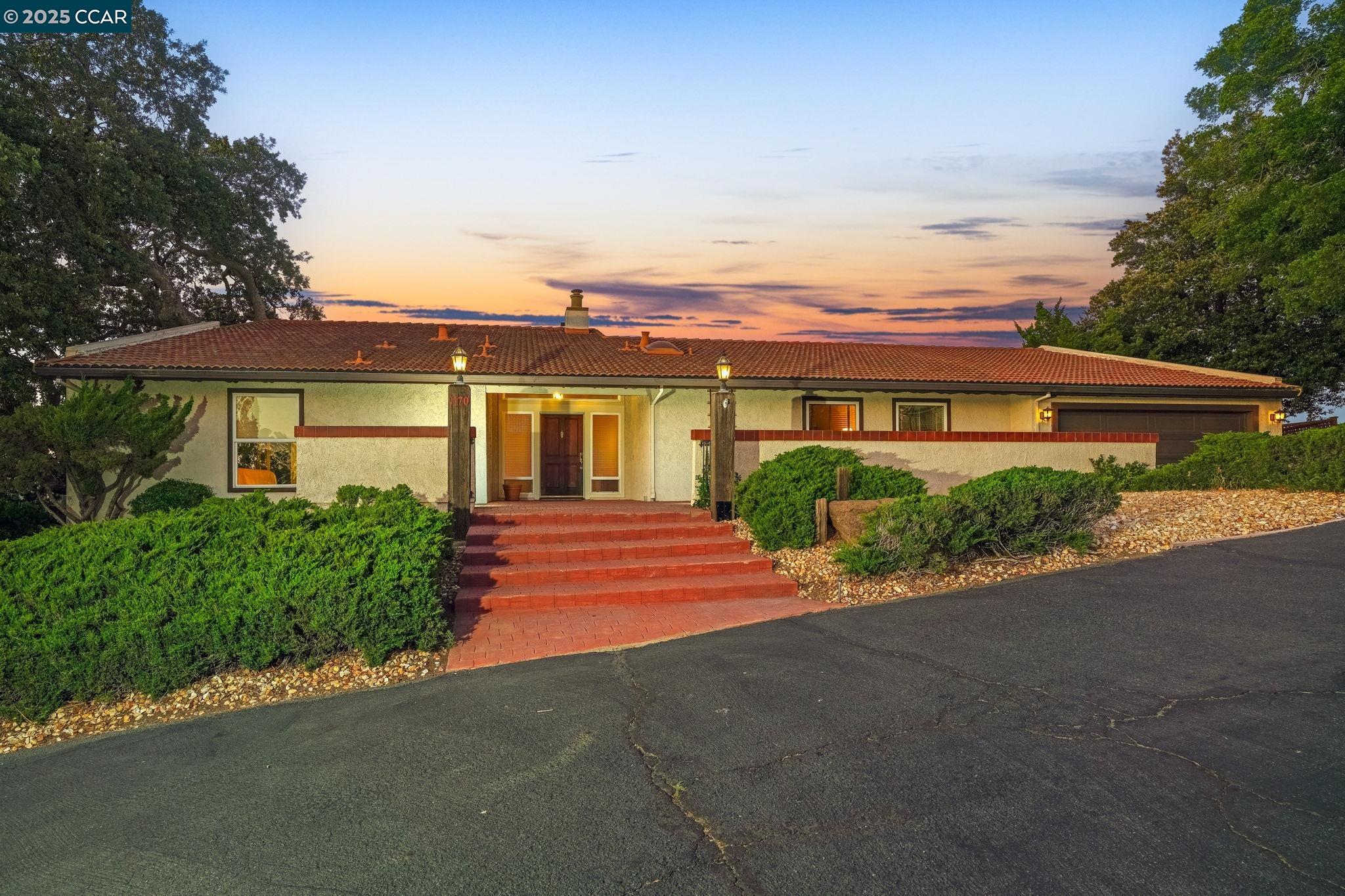 Detail Gallery Image 2 of 29 For 1170 Sunrise Hill, Concord,  CA 94518 - 3 Beds | 2/1 Baths