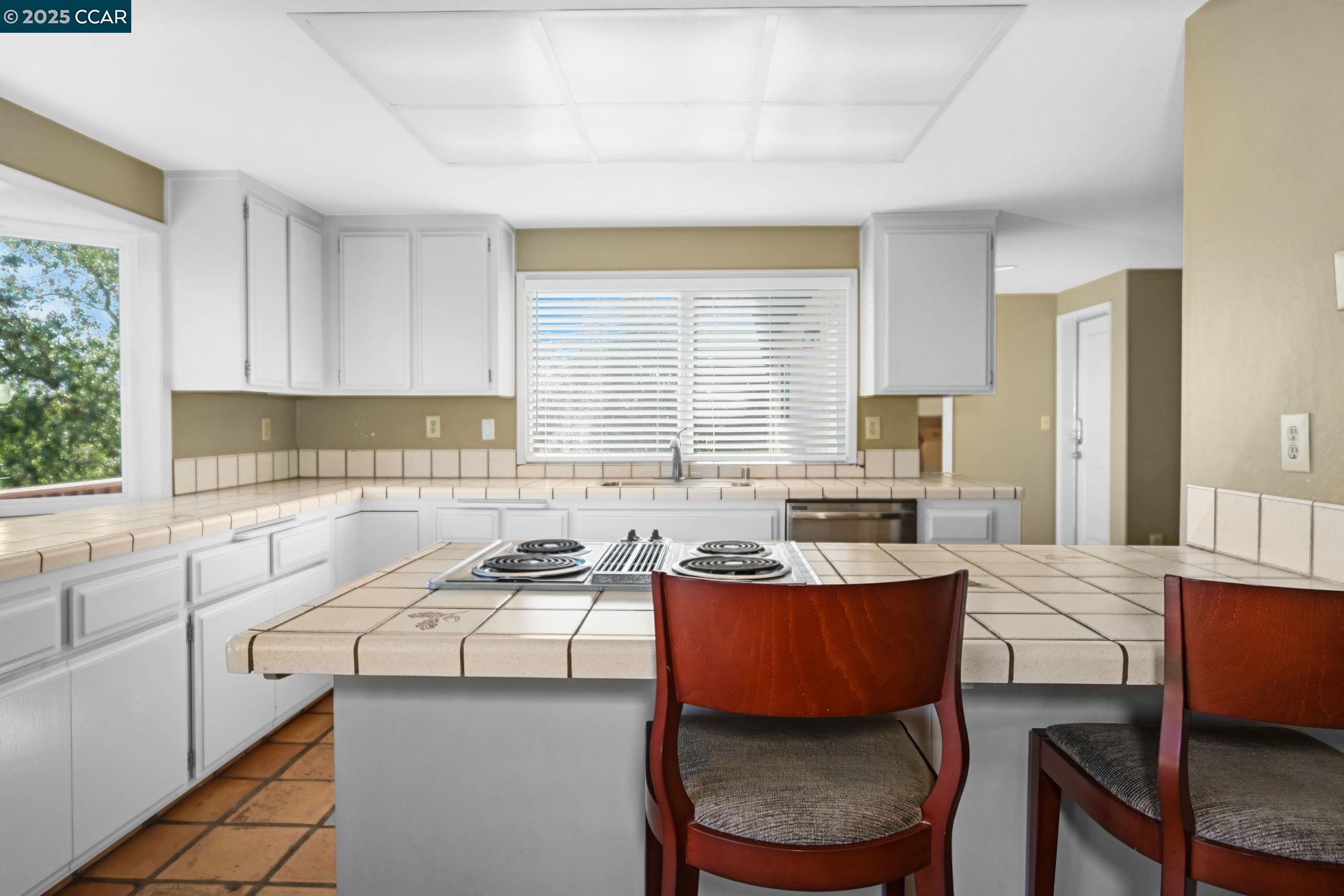 Detail Gallery Image 13 of 29 For 1170 Sunrise Hill, Concord,  CA 94518 - 3 Beds | 2/1 Baths