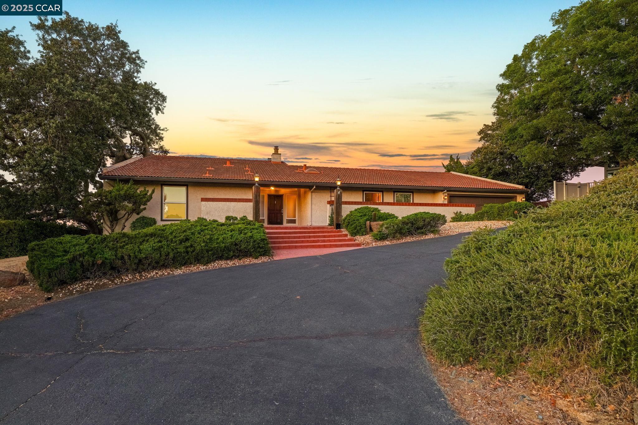 Detail Gallery Image 3 of 29 For 1170 Sunrise Hill, Concord,  CA 94518 - 3 Beds | 2/1 Baths