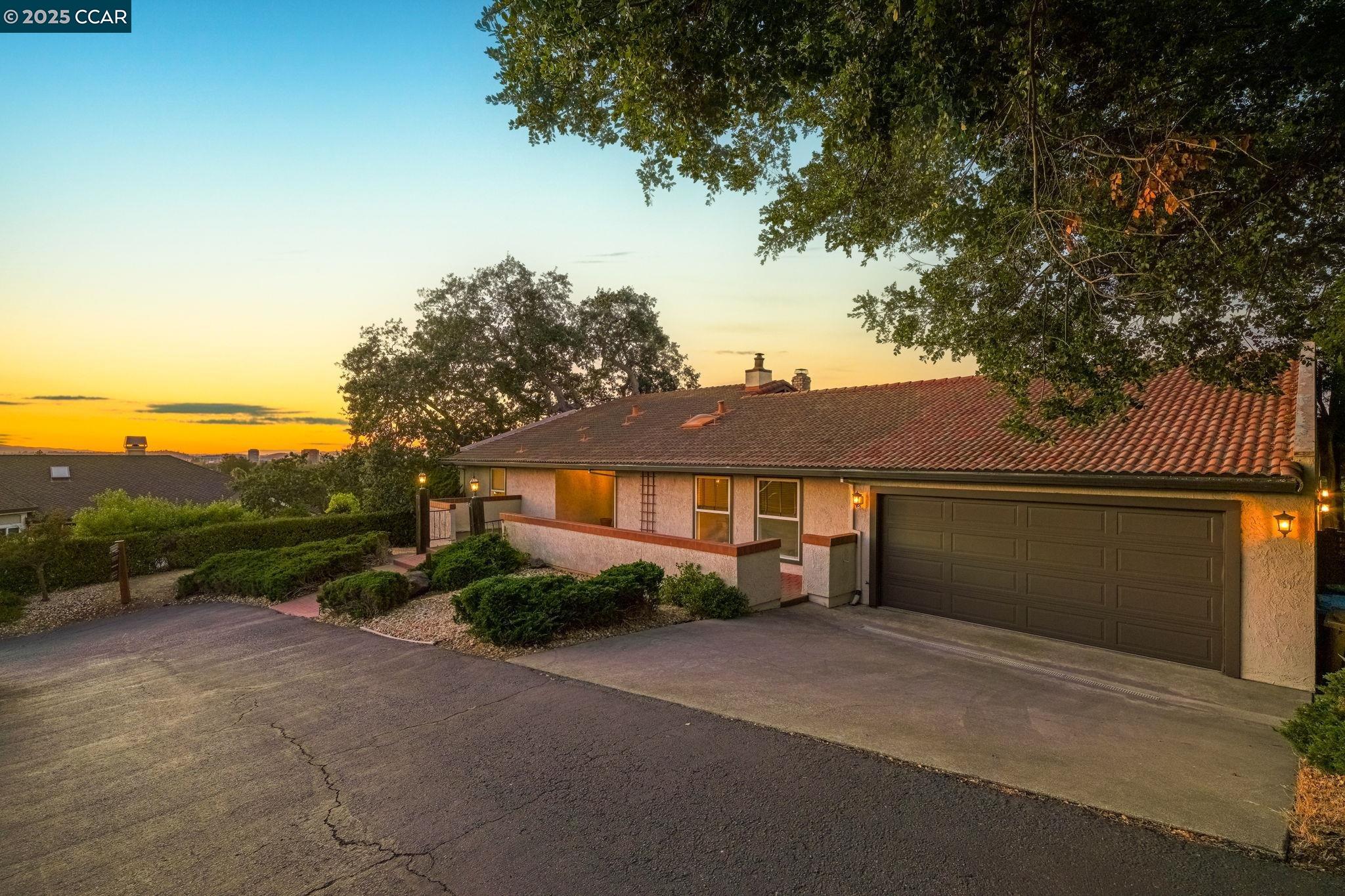 Detail Gallery Image 4 of 29 For 1170 Sunrise Hill, Concord,  CA 94518 - 3 Beds | 2/1 Baths