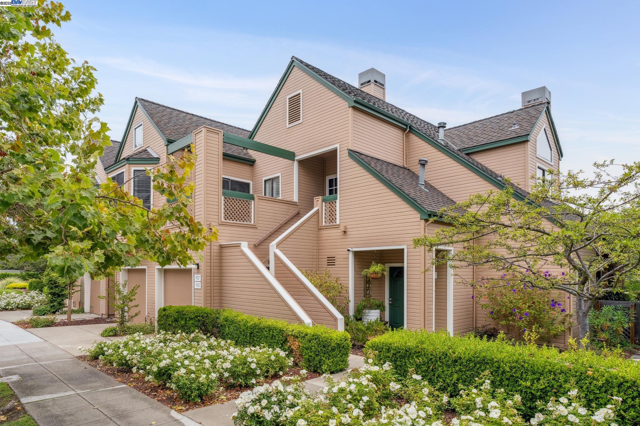 Detail Gallery Image 2 of 59 For 937 Independence Dr, Alameda,  CA 94501 - 2 Beds | 2 Baths