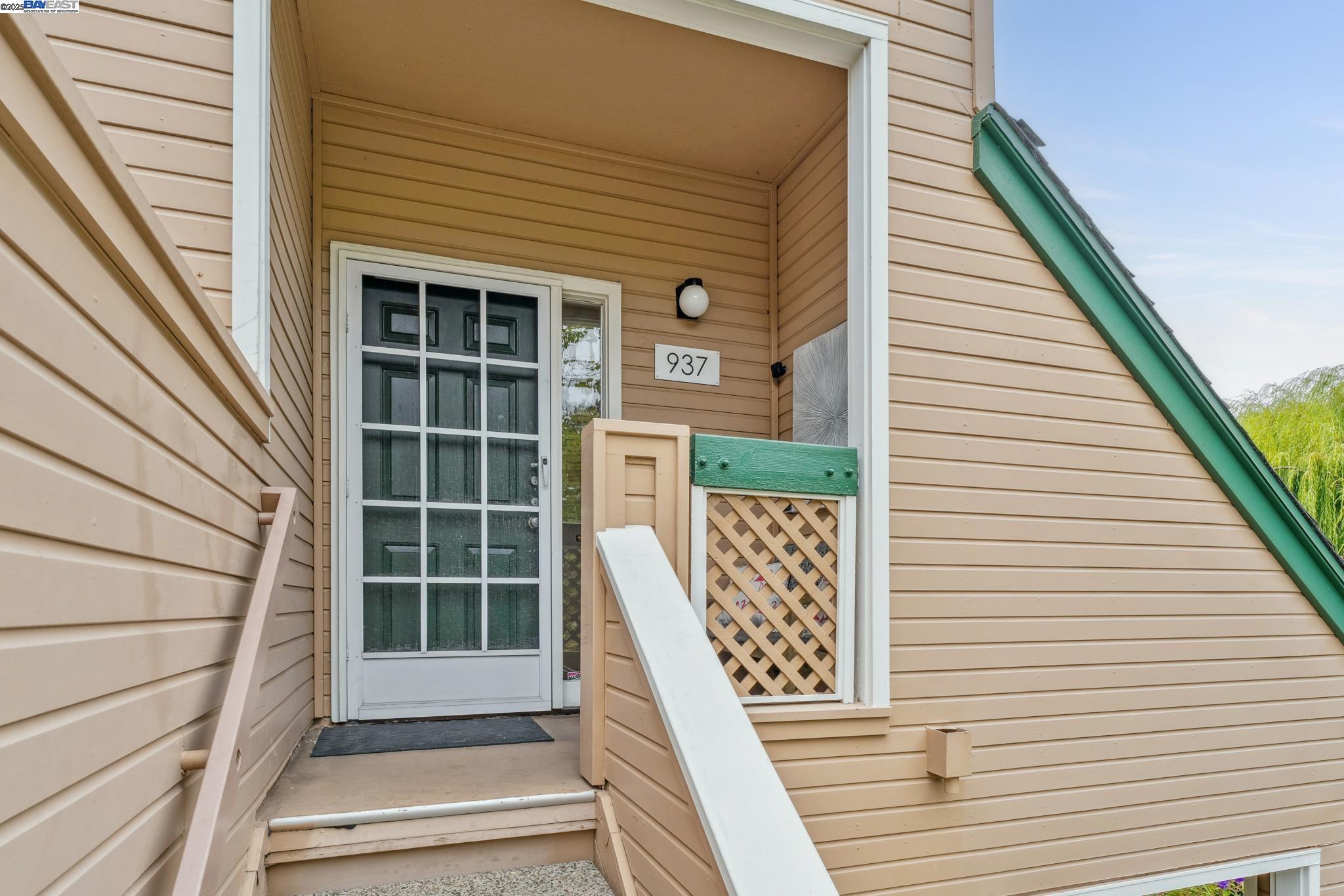Detail Gallery Image 3 of 59 For 937 Independence Dr, Alameda,  CA 94501 - 2 Beds | 2 Baths