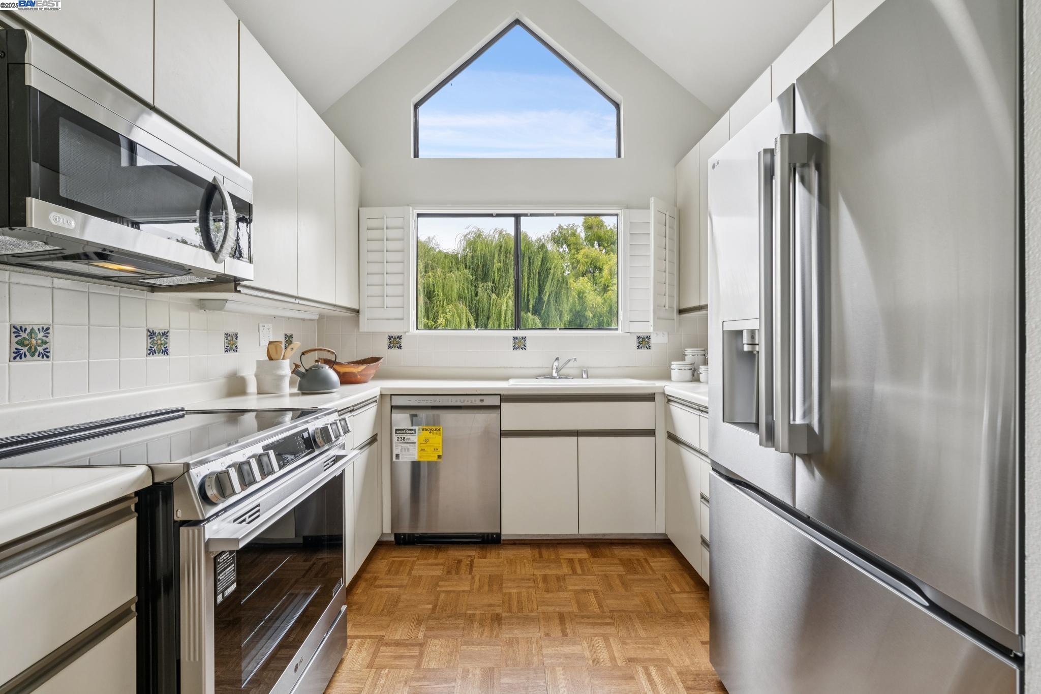 Detail Gallery Image 31 of 59 For 937 Independence Dr, Alameda,  CA 94501 - 2 Beds | 2 Baths
