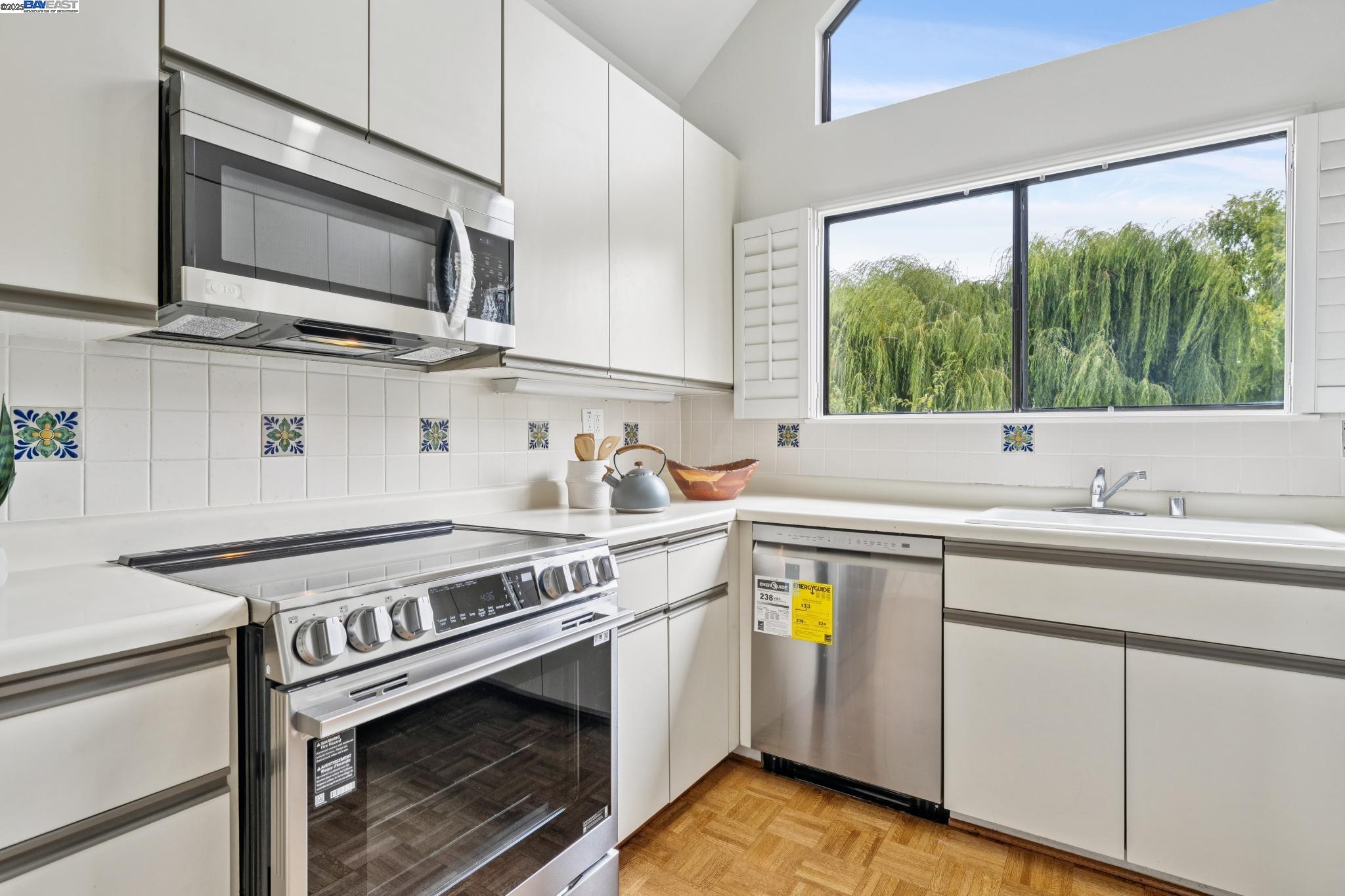 Detail Gallery Image 32 of 59 For 937 Independence Dr, Alameda,  CA 94501 - 2 Beds | 2 Baths