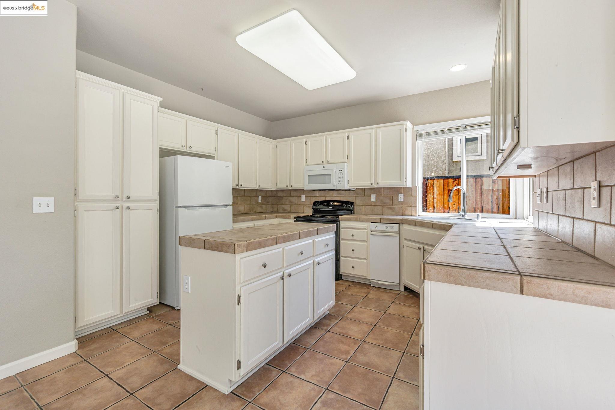 Detail Gallery Image 14 of 49 For 1828 Shadowcliff Way, Brentwood,  CA 94513 - 4 Beds | 3 Baths