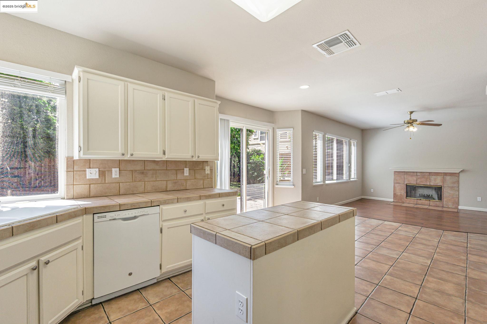 Detail Gallery Image 15 of 49 For 1828 Shadowcliff Way, Brentwood,  CA 94513 - 4 Beds | 3 Baths