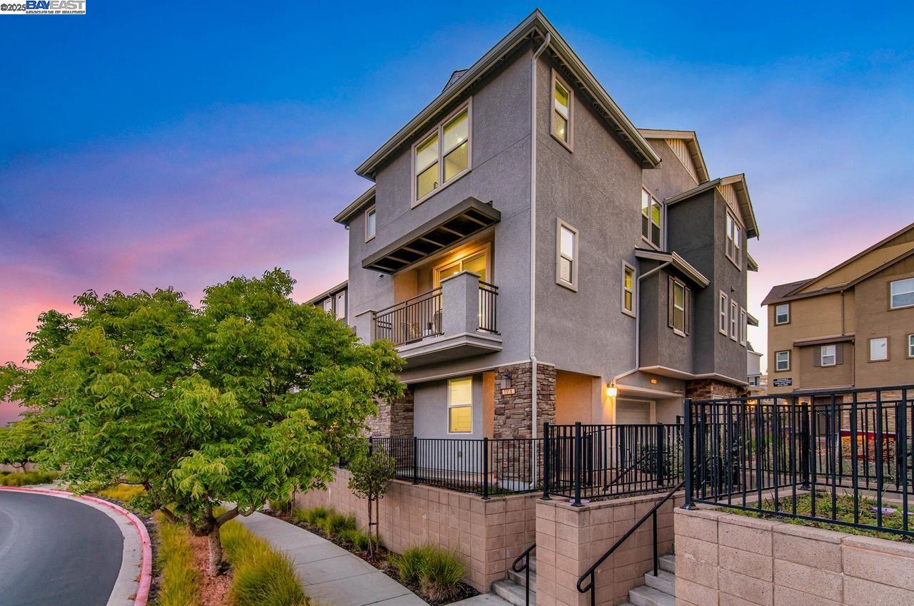 Detail Gallery Image 2 of 40 For 7018 Stags Leap Ln, Dublin,  CA 94568 - 2 Beds | 2/1 Baths