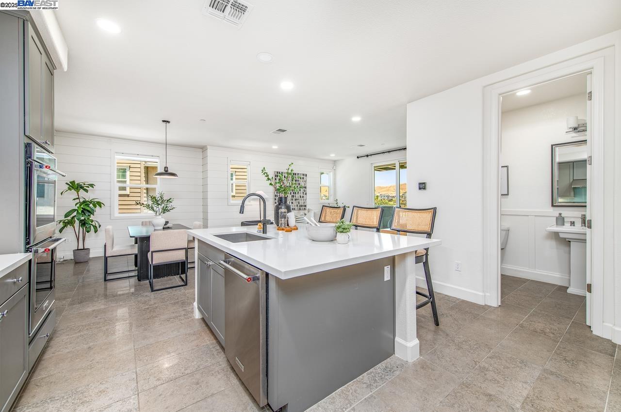 Detail Gallery Image 13 of 40 For 7018 Stags Leap Ln, Dublin,  CA 94568 - 2 Beds | 2/1 Baths