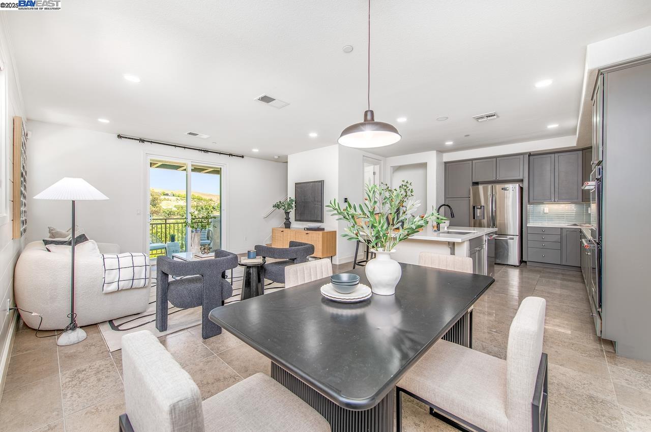 Detail Gallery Image 16 of 40 For 7018 Stags Leap Ln, Dublin,  CA 94568 - 2 Beds | 2/1 Baths