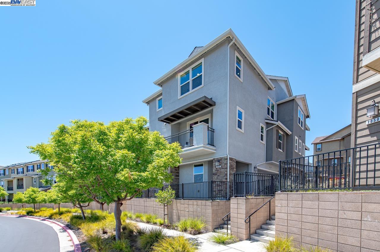 Detail Gallery Image 3 of 40 For 7018 Stags Leap Ln, Dublin,  CA 94568 - 2 Beds | 2/1 Baths