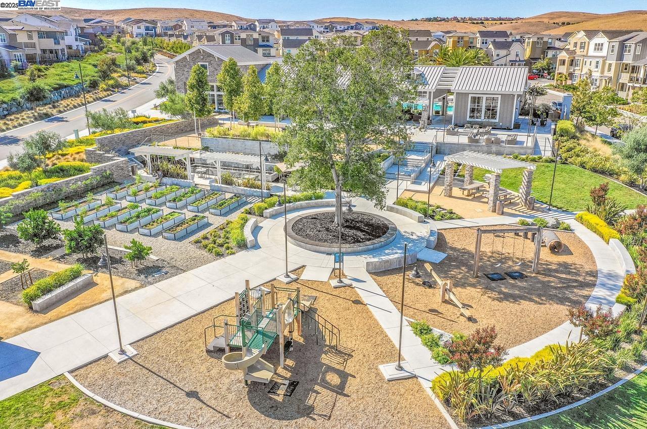 Detail Gallery Image 37 of 40 For 7018 Stags Leap Ln, Dublin,  CA 94568 - 2 Beds | 2/1 Baths