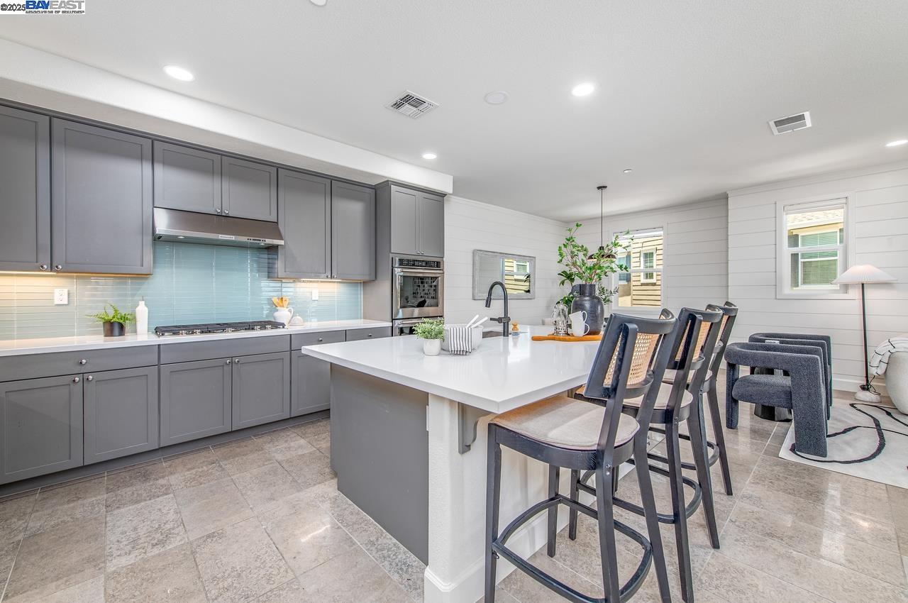 Detail Gallery Image 8 of 40 For 7018 Stags Leap Ln, Dublin,  CA 94568 - 2 Beds | 2/1 Baths