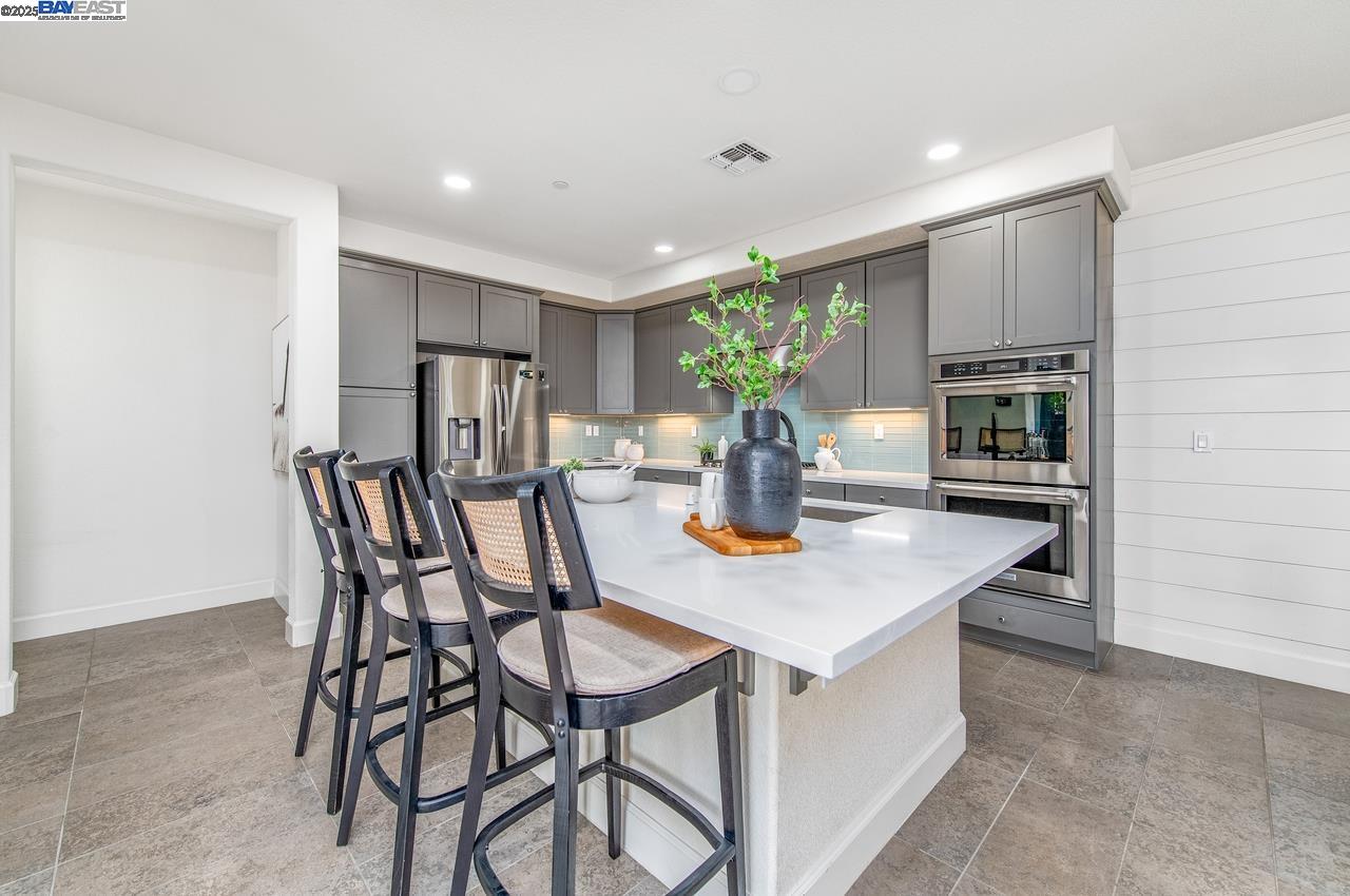 Detail Gallery Image 9 of 40 For 7018 Stags Leap Ln, Dublin,  CA 94568 - 2 Beds | 2/1 Baths