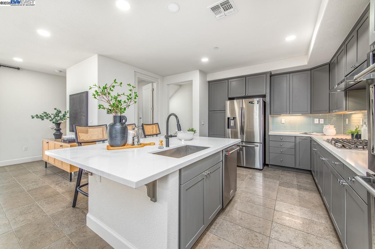 Detail Gallery Image 10 of 40 For 7018 Stags Leap Ln, Dublin,  CA 94568 - 2 Beds | 2/1 Baths