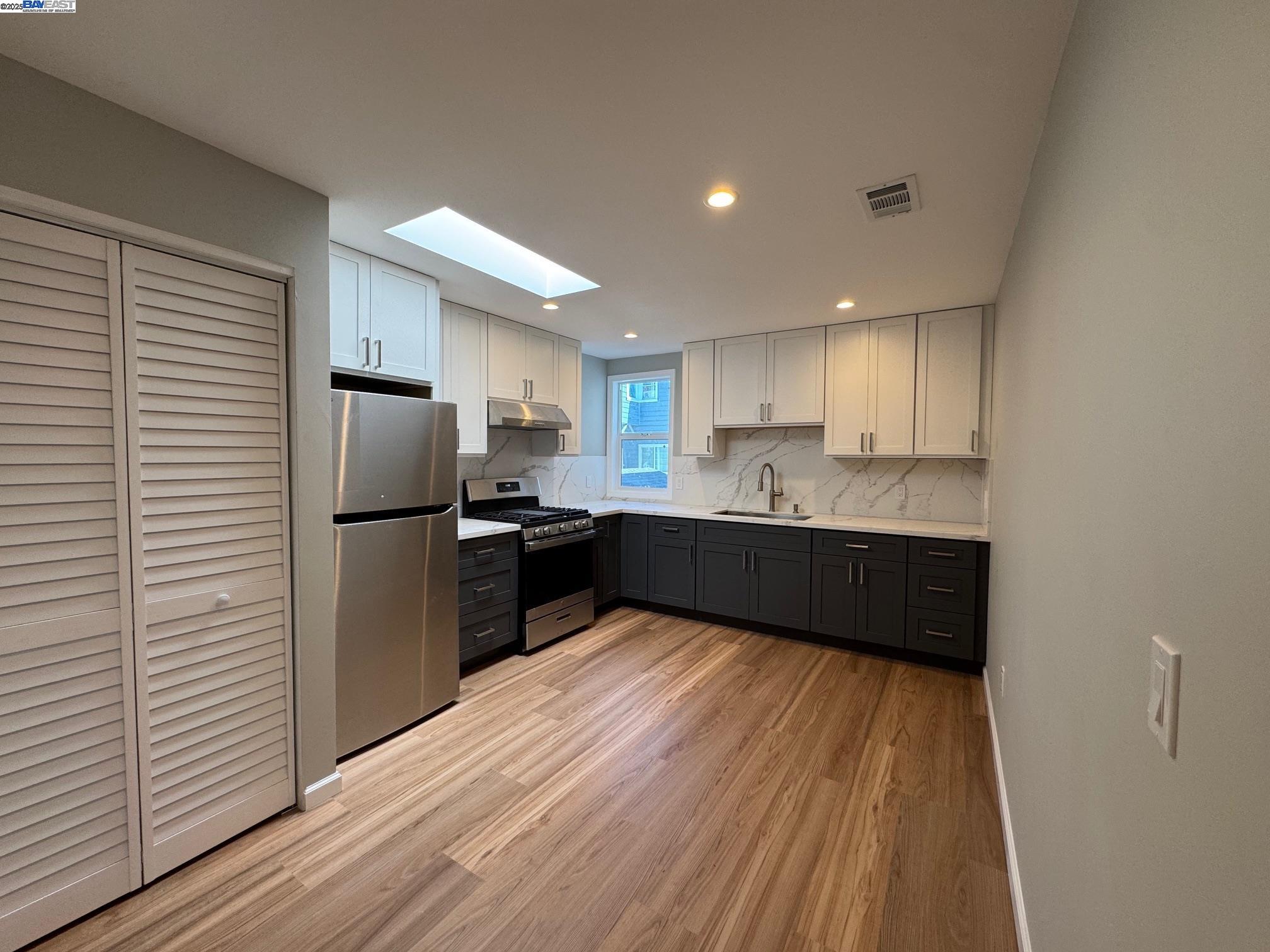 Detail Gallery Image 1 of 18 For 716 Foothill Blvd, Oakland,  CA 94606 - 2 Beds | 1 Baths