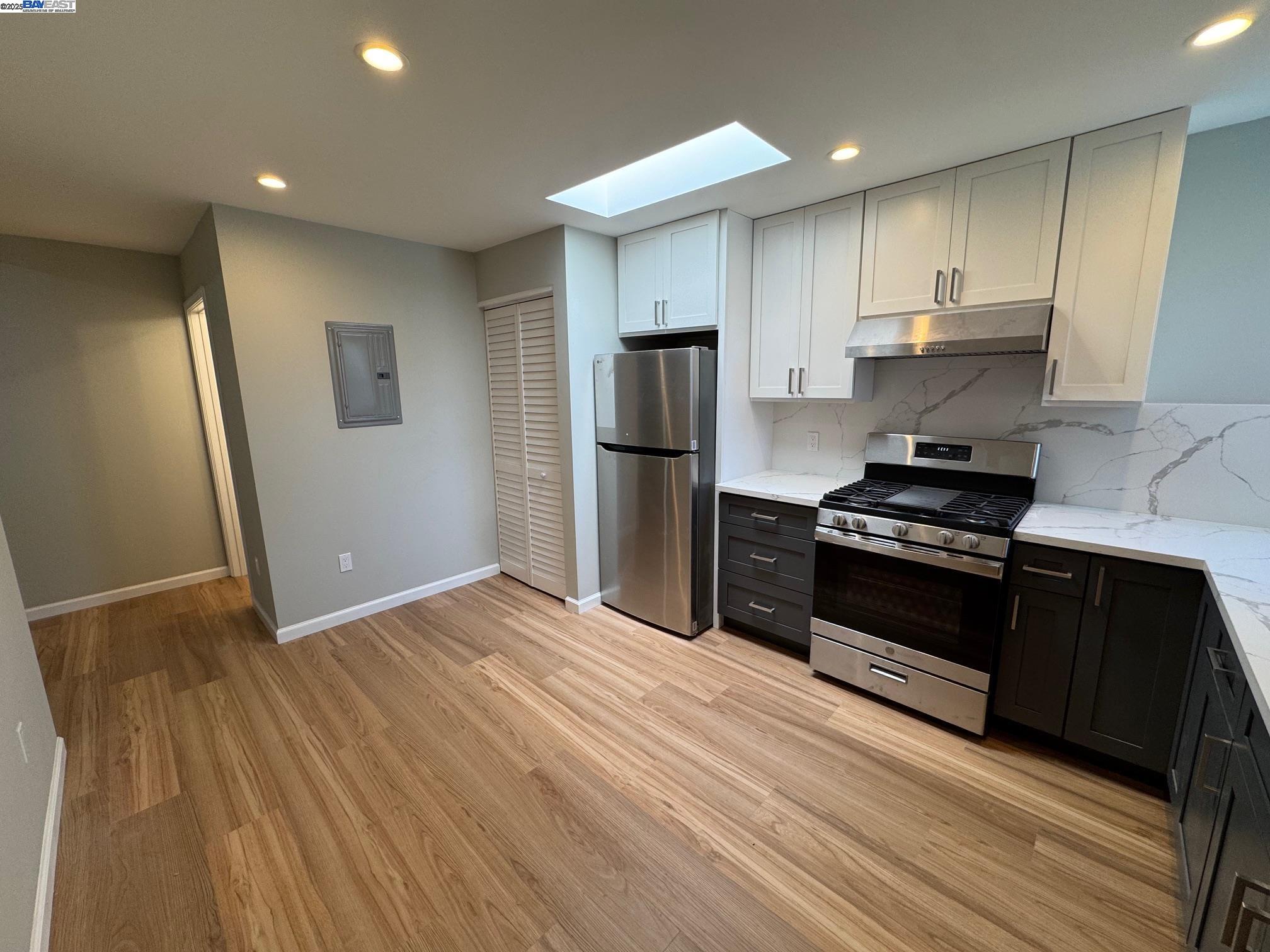 Detail Gallery Image 2 of 18 For 716 Foothill Blvd, Oakland,  CA 94606 - 2 Beds | 1 Baths
