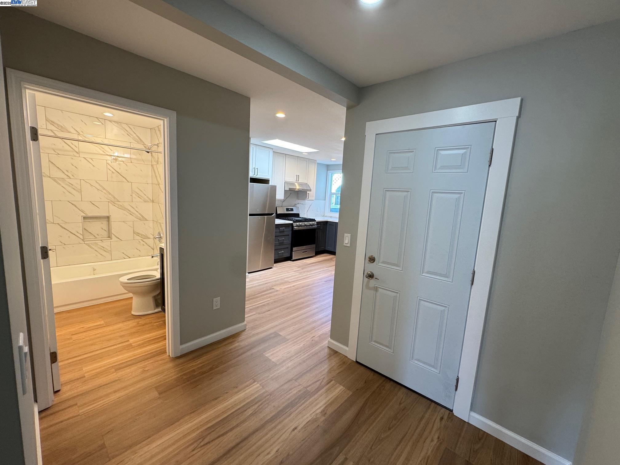 Detail Gallery Image 3 of 18 For 716 Foothill Blvd, Oakland,  CA 94606 - 2 Beds | 1 Baths
