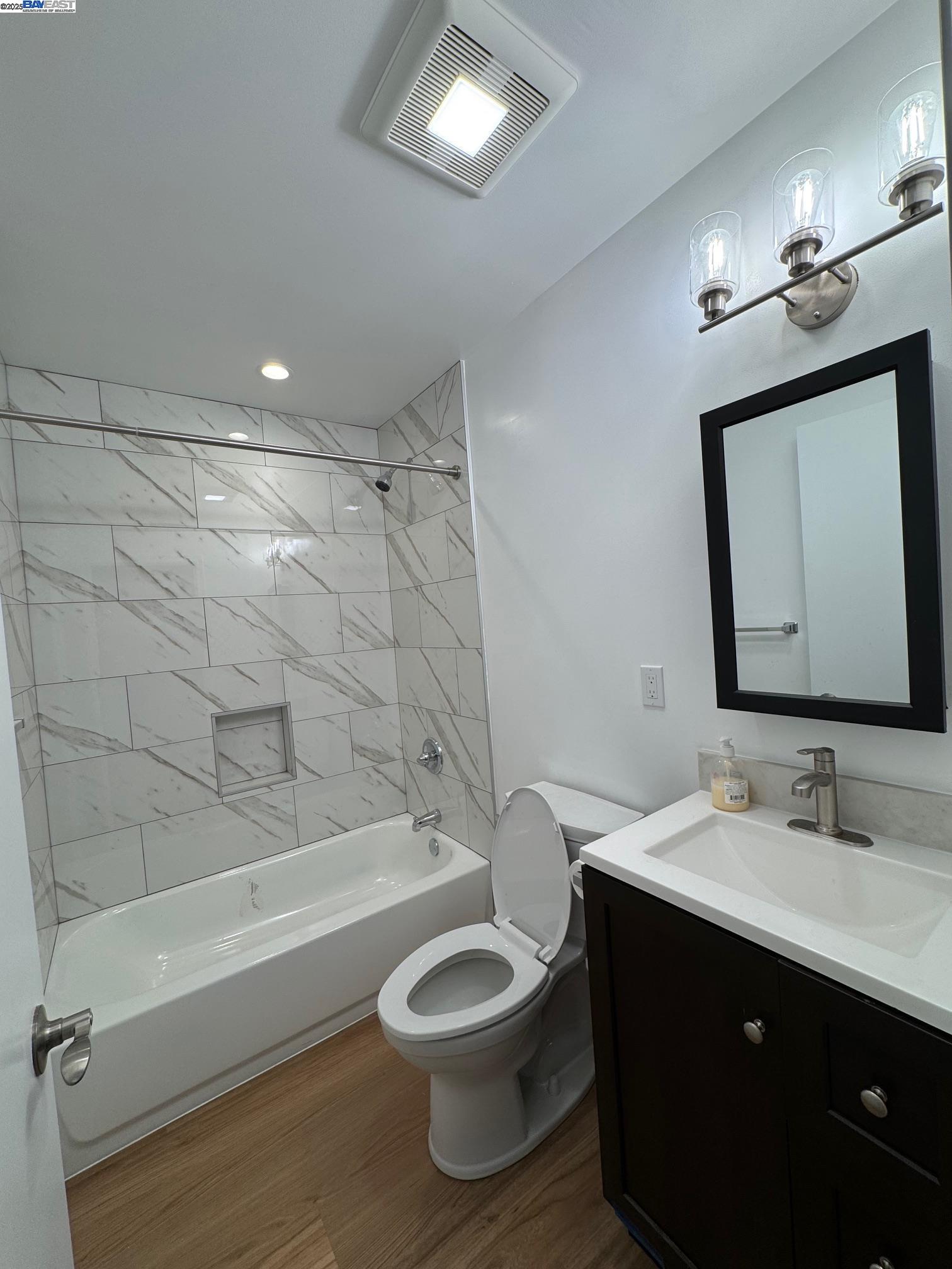 Detail Gallery Image 4 of 18 For 716 Foothill Blvd, Oakland,  CA 94606 - 2 Beds | 1 Baths