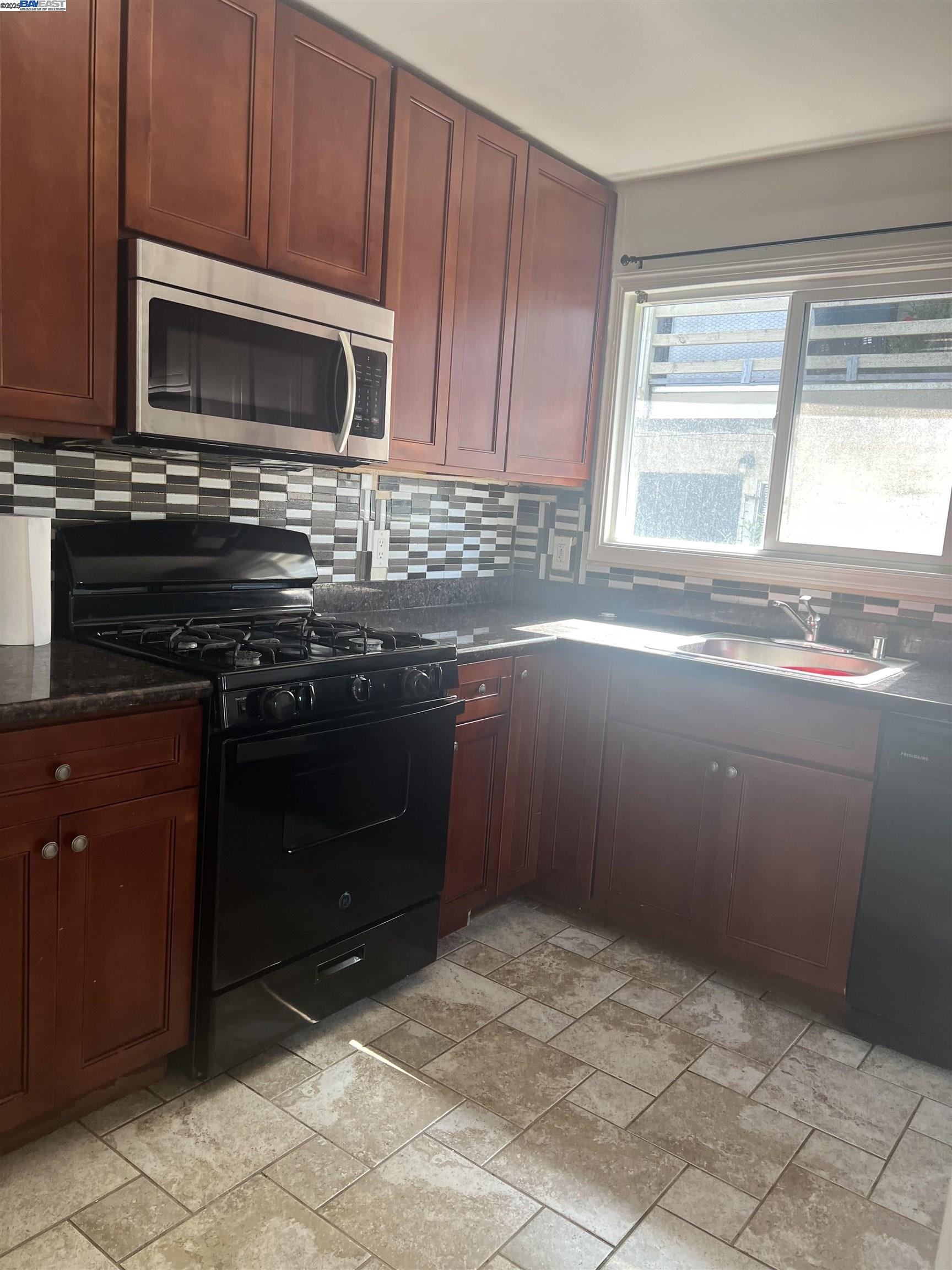 Detail Gallery Image 2 of 13 For 1610 Chanslor Ave, Richmond,  CA 94801 - 2 Beds | 1 Baths