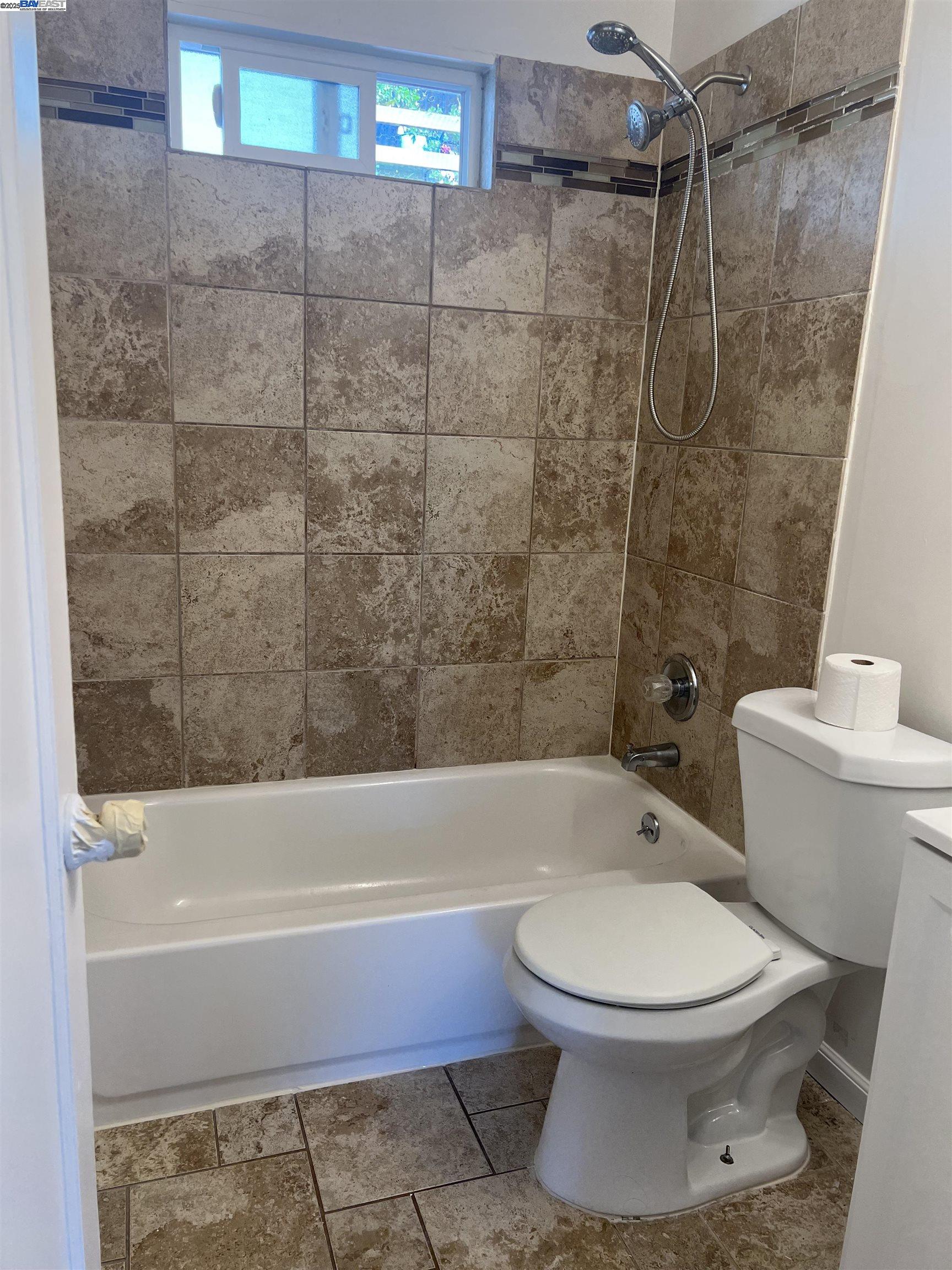 Detail Gallery Image 12 of 13 For 1610 Chanslor Ave, Richmond,  CA 94801 - 2 Beds | 1 Baths