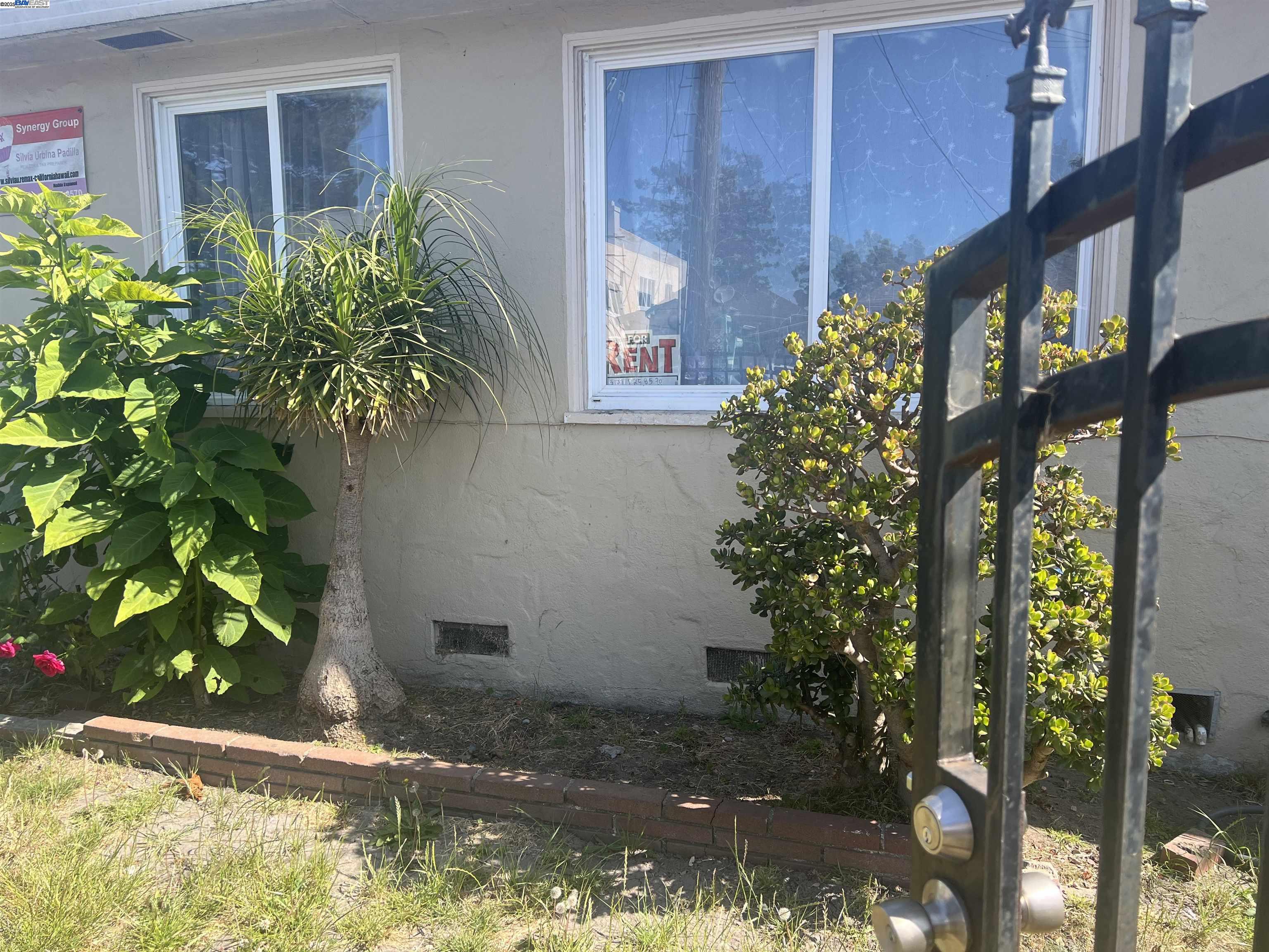 Detail Gallery Image 8 of 13 For 1610 Chanslor Ave, Richmond,  CA 94801 - 2 Beds | 1 Baths