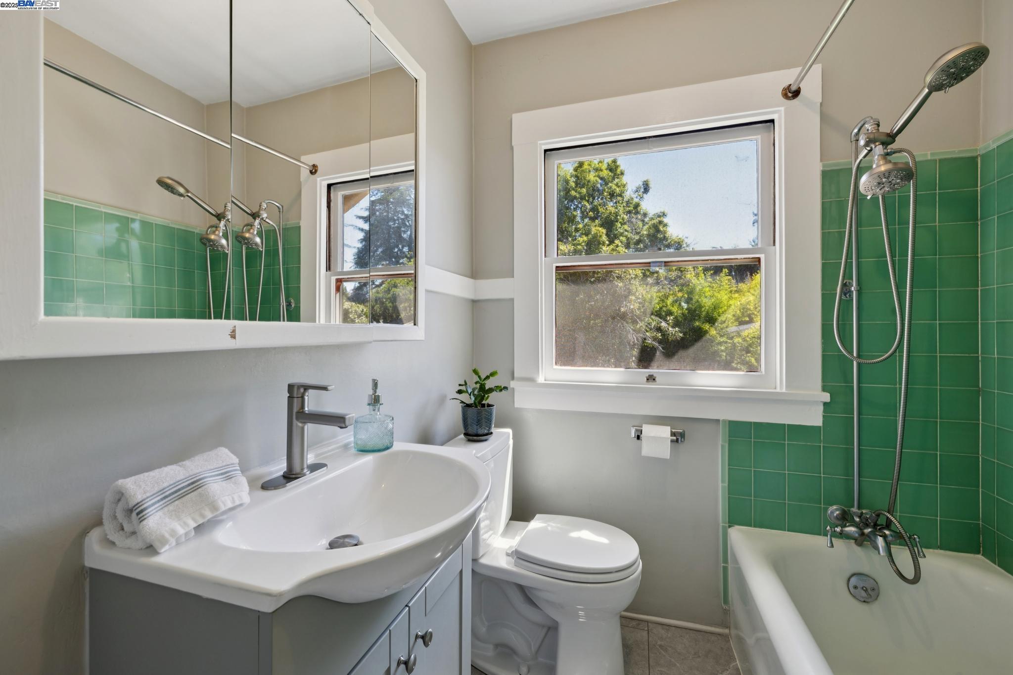 Detail Gallery Image 26 of 35 For 2825 Piedmont Avenue, Berkeley,  CA 94705 - 2 Beds | 1/1 Baths