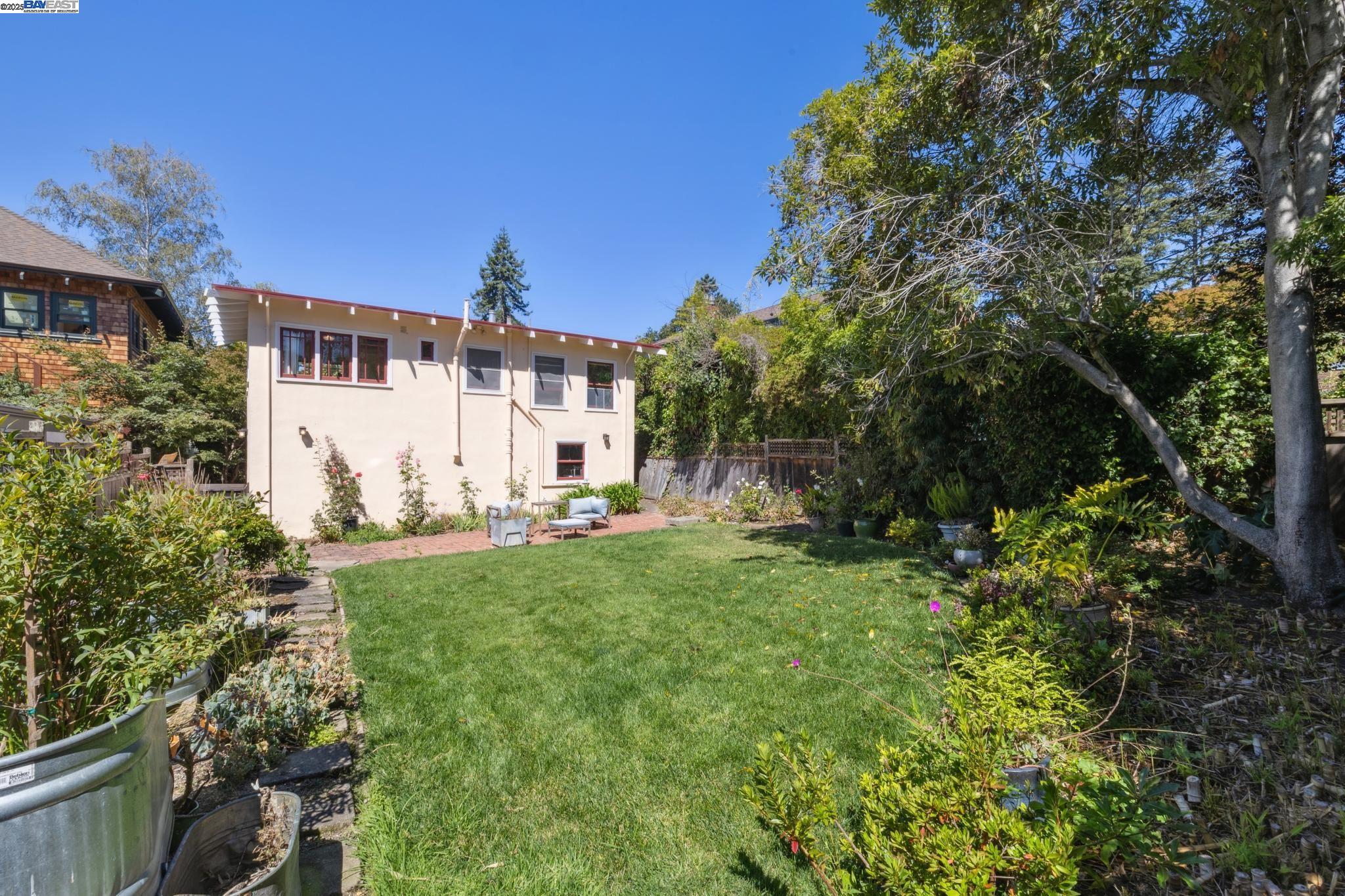 Detail Gallery Image 5 of 35 For 2825 Piedmont Avenue, Berkeley,  CA 94705 - 2 Beds | 1/1 Baths