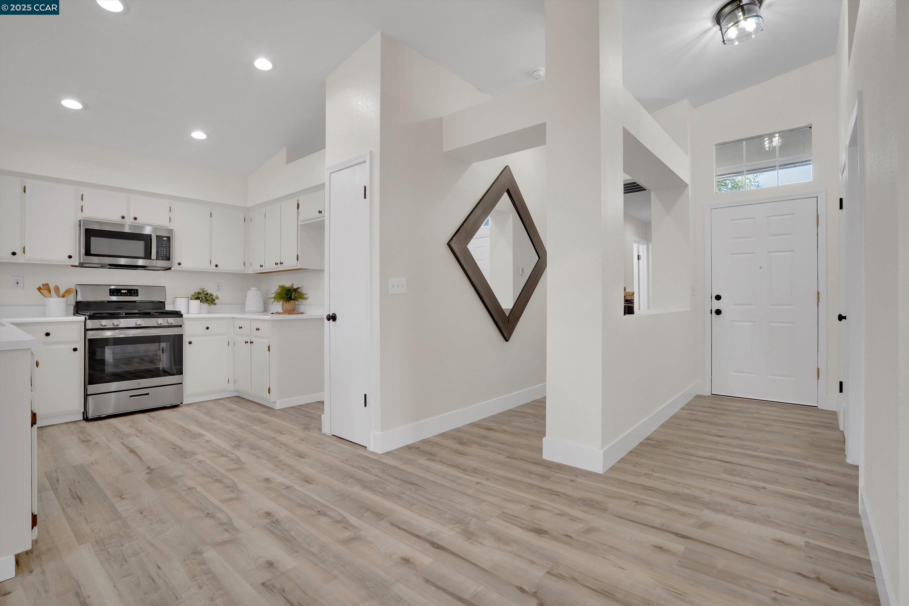 Detail Gallery Image 4 of 28 For 1634 Freed Cir, Pittsburg,  CA 94565 - 3 Beds | 2 Baths